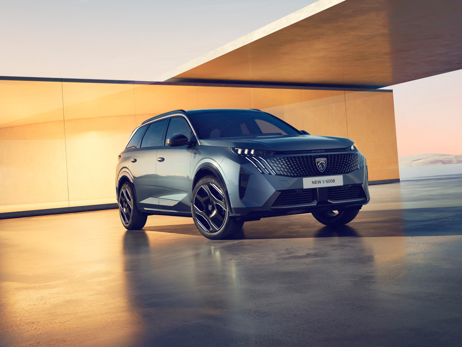 Стильный серебристый кроссовер Peugeot E-5008 GT 2024 года