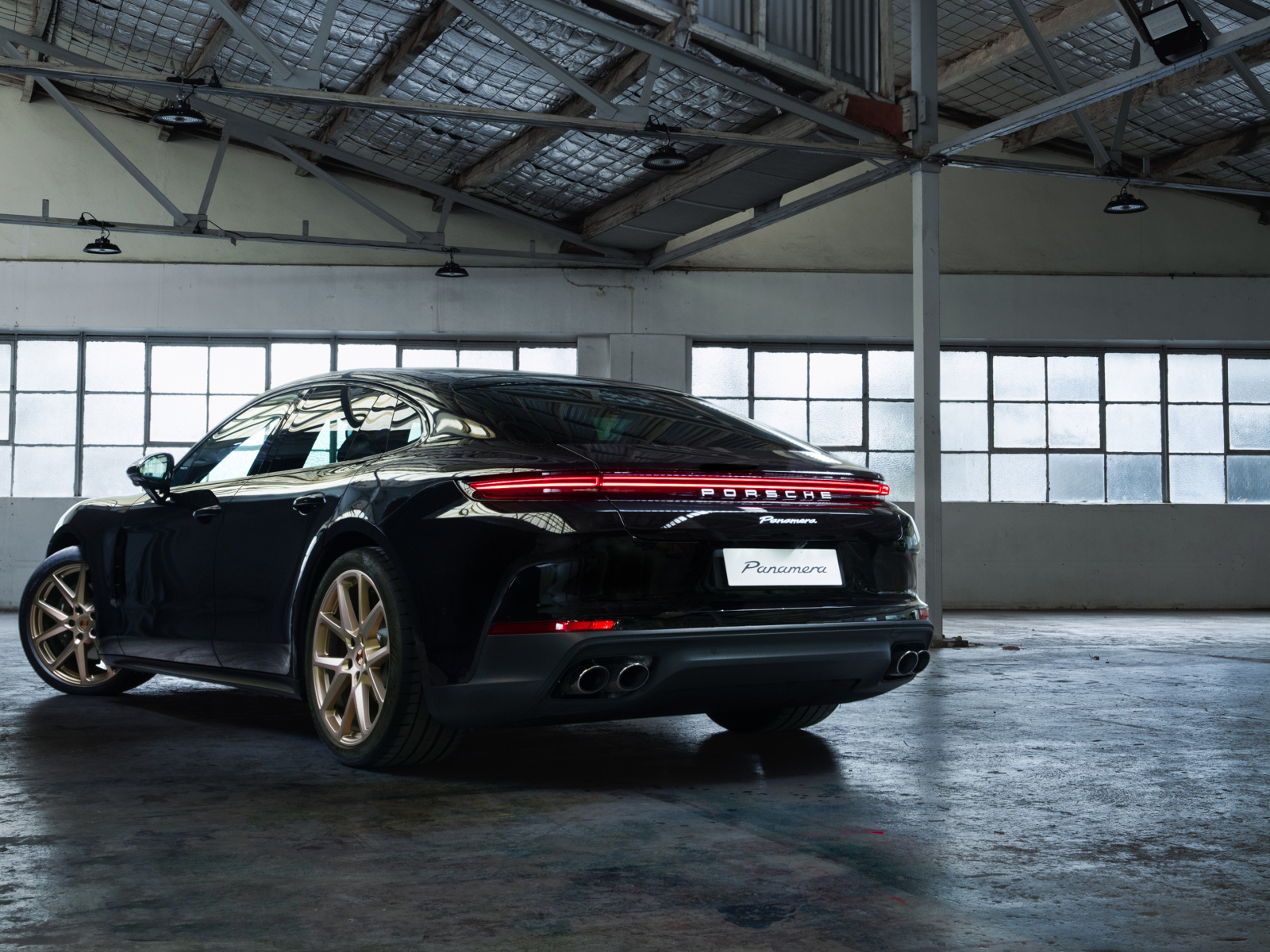 Вид сзади на автомобиль Porsche Panamera 2024  года