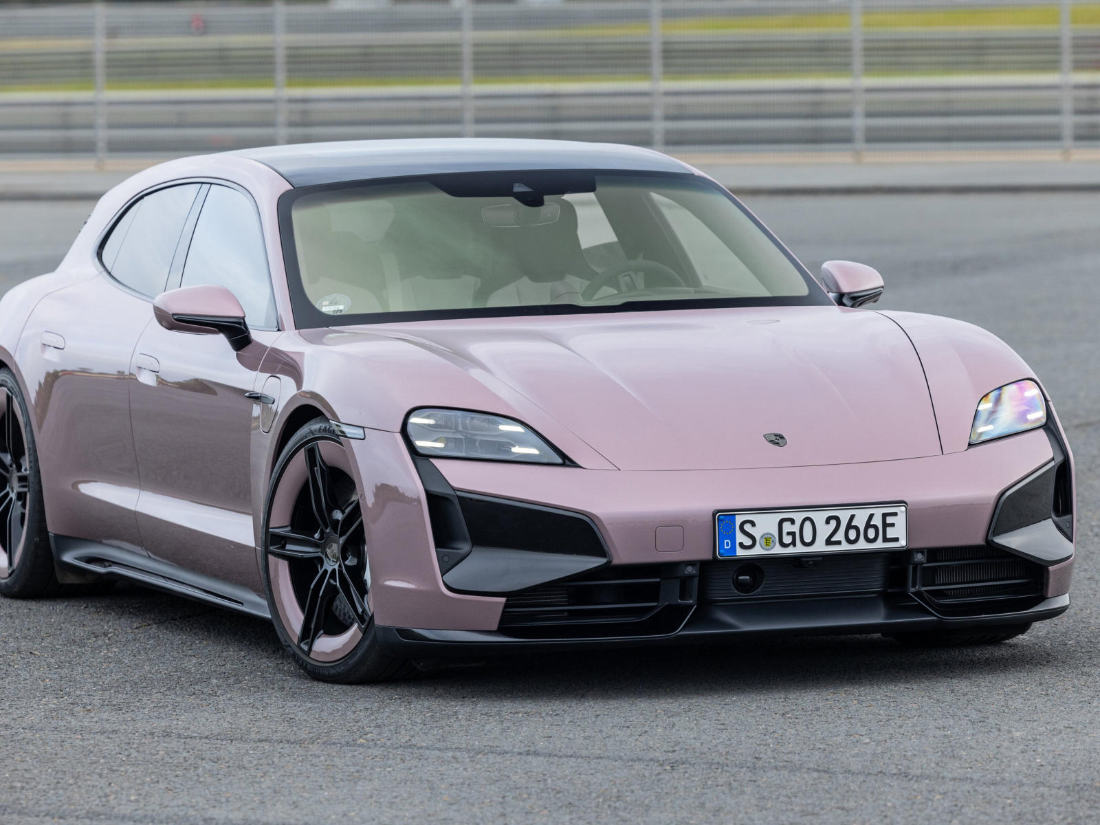 Автомобиль  Porsche Taycan Turbo Sport Turismo 2024 года