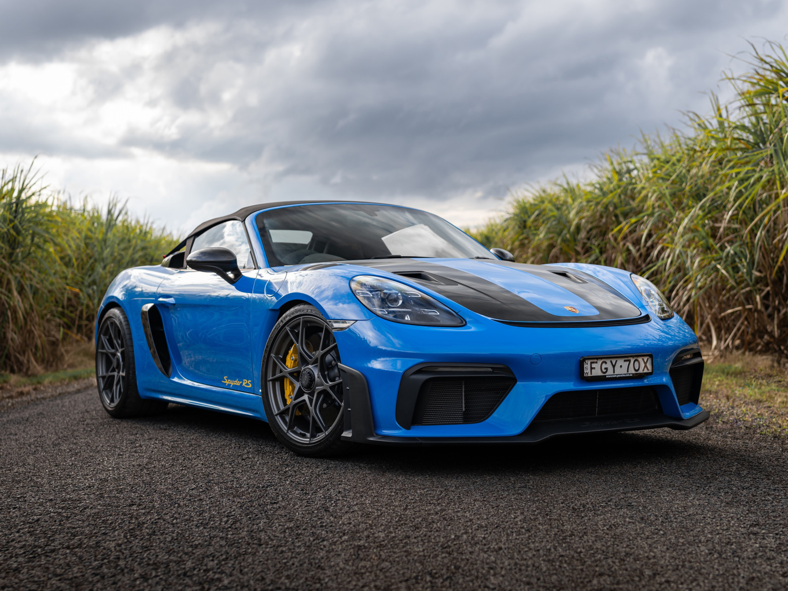 Голубой автомобиль Porsche 718 Spyder RS Weissach Package 2024 года