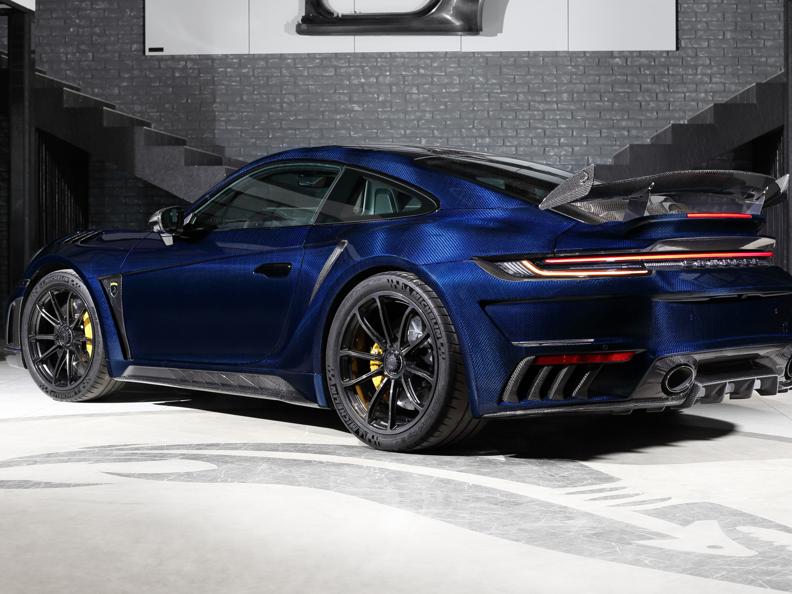 Синий автомобиль TopCar Porsche 911 Turbo S Stinger GTR Stealth Edition 2024  года