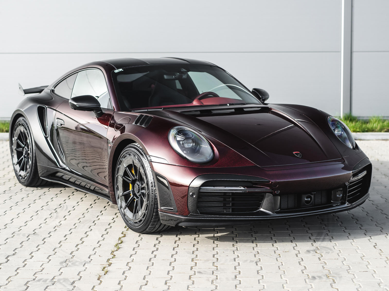 Бордовый автомобиль TopCar Porsche 911 Turbo S Stinger GTR Stealth Edition