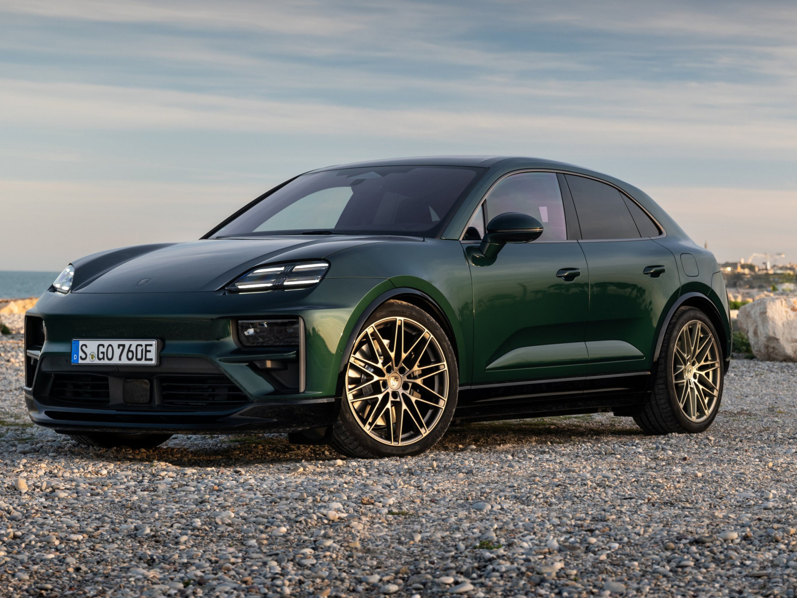 Зеленый автомобиль Porsche Macan Turbo 2024 года