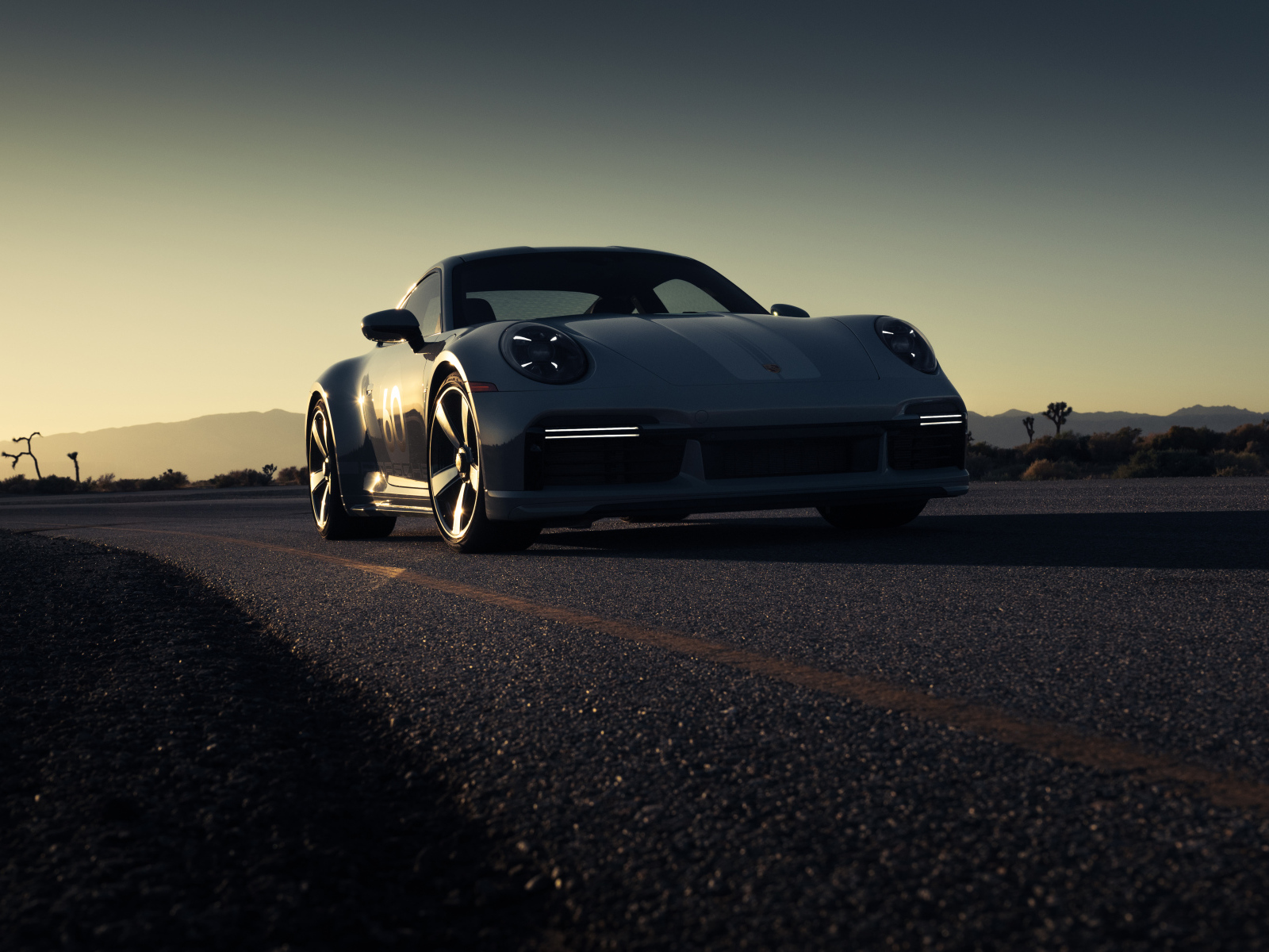 Автомобиль Porsche 911 Sport Classic на дороге