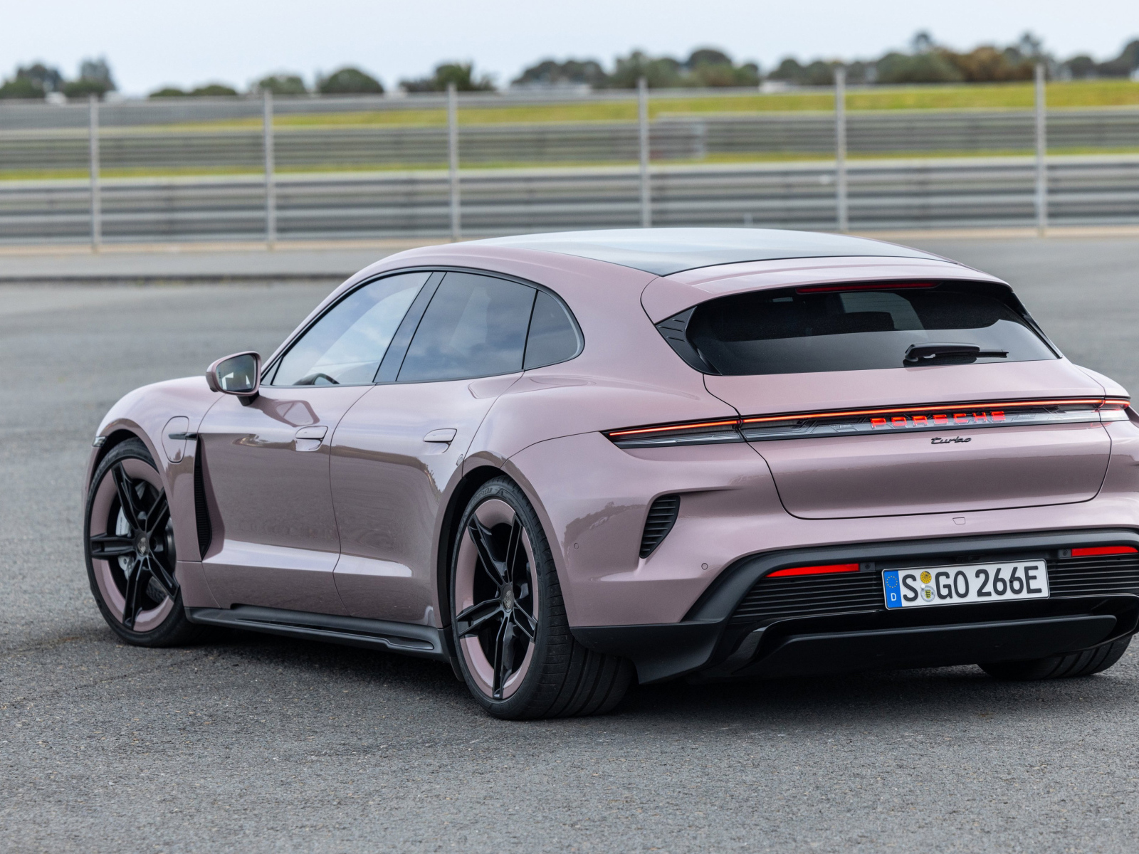 Вид сзади на автомобиль Porsche Taycan Turbo Sport Turismo 2024 года