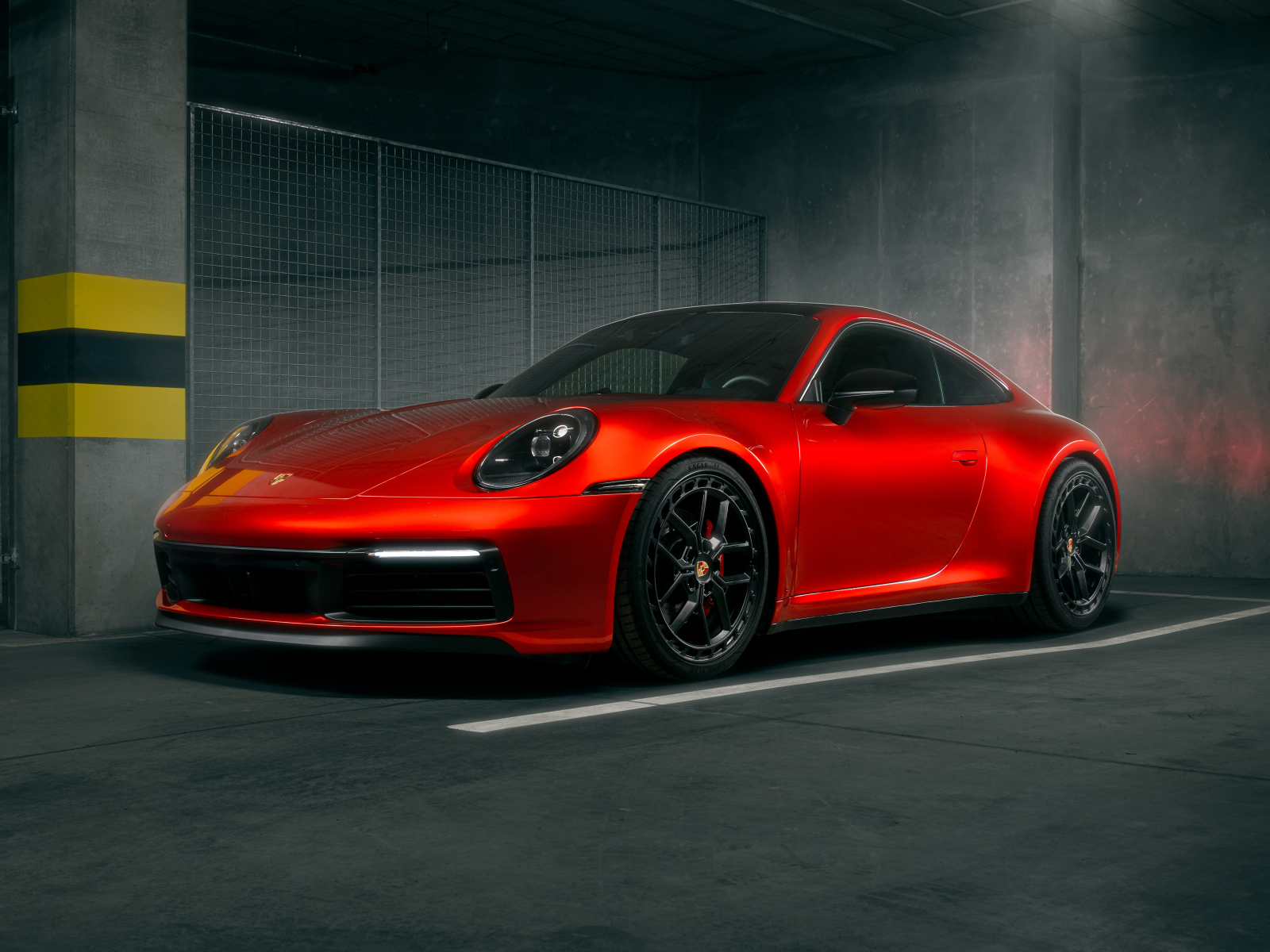 Красный Porsche 911 Carrera S в здании