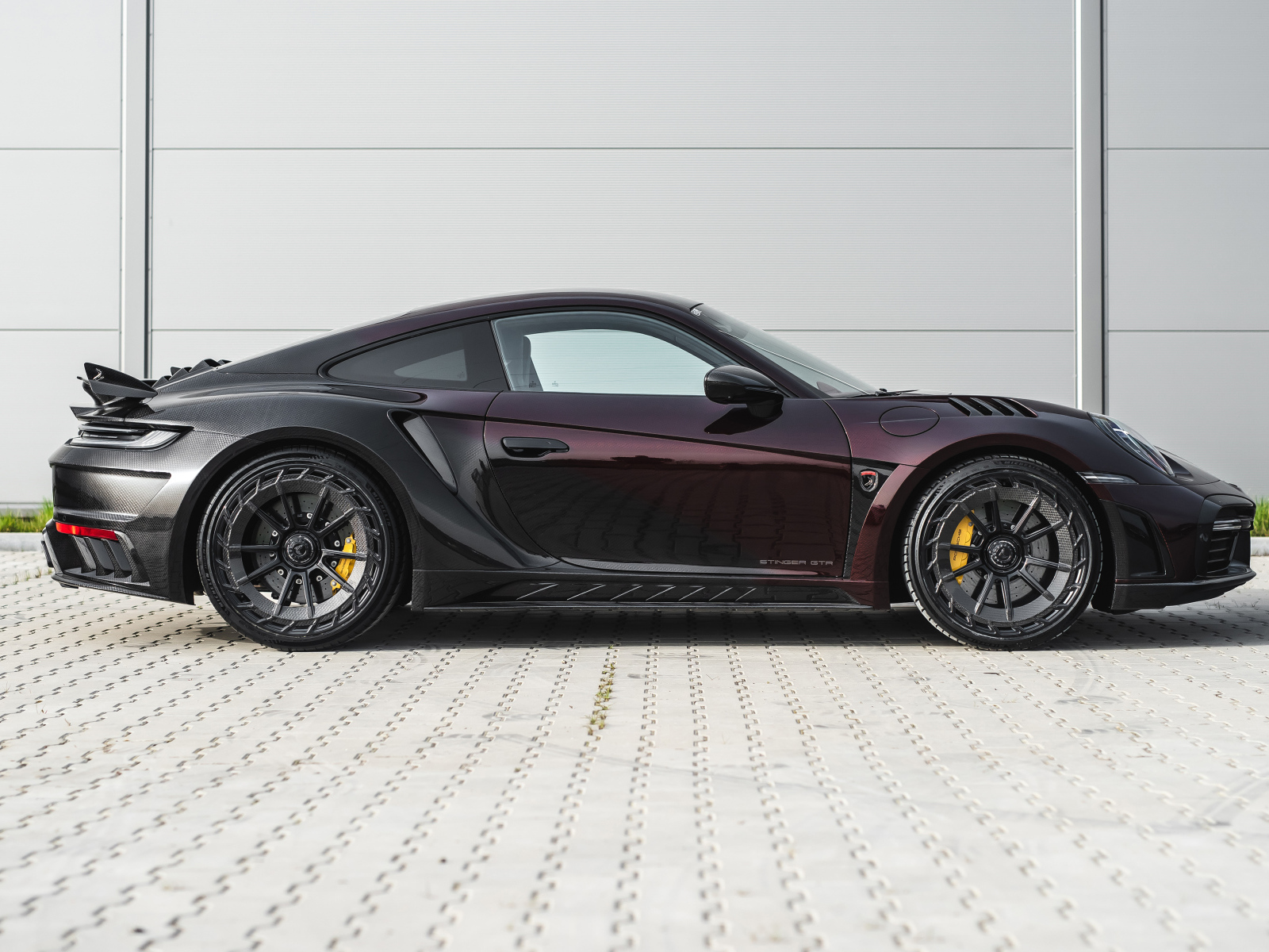 Вид сбоку на автомобиль TopCar Porsche 911 Turbo S Stinger GTR Stealth Edition