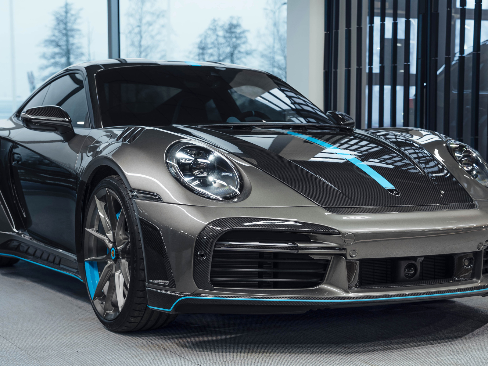 Серебристый автомобиль Porsche 911 Turbo S Stinger GTR