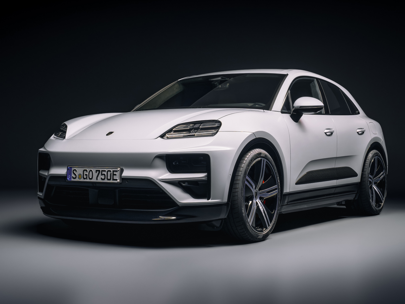 Белый внедорожник Porsche Macan Turbo 2024 года