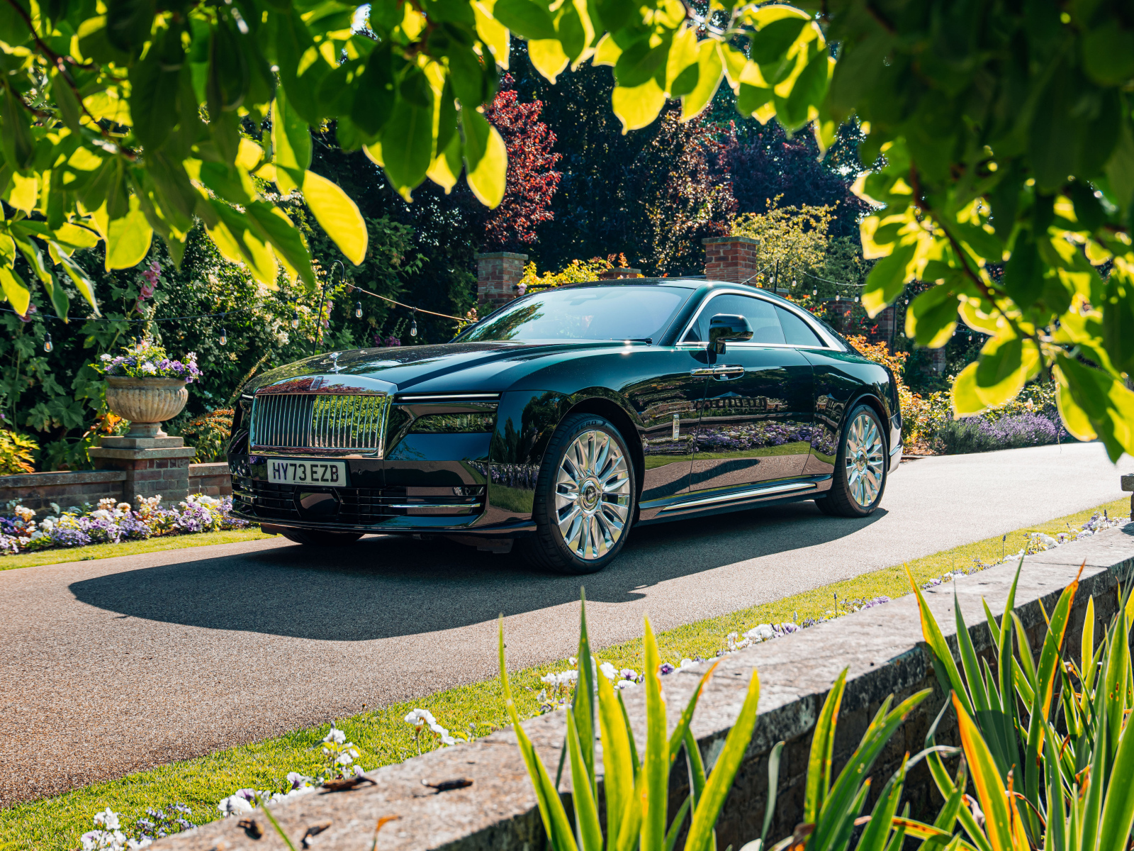 Черный Rolls-Royce Spectre на дороге