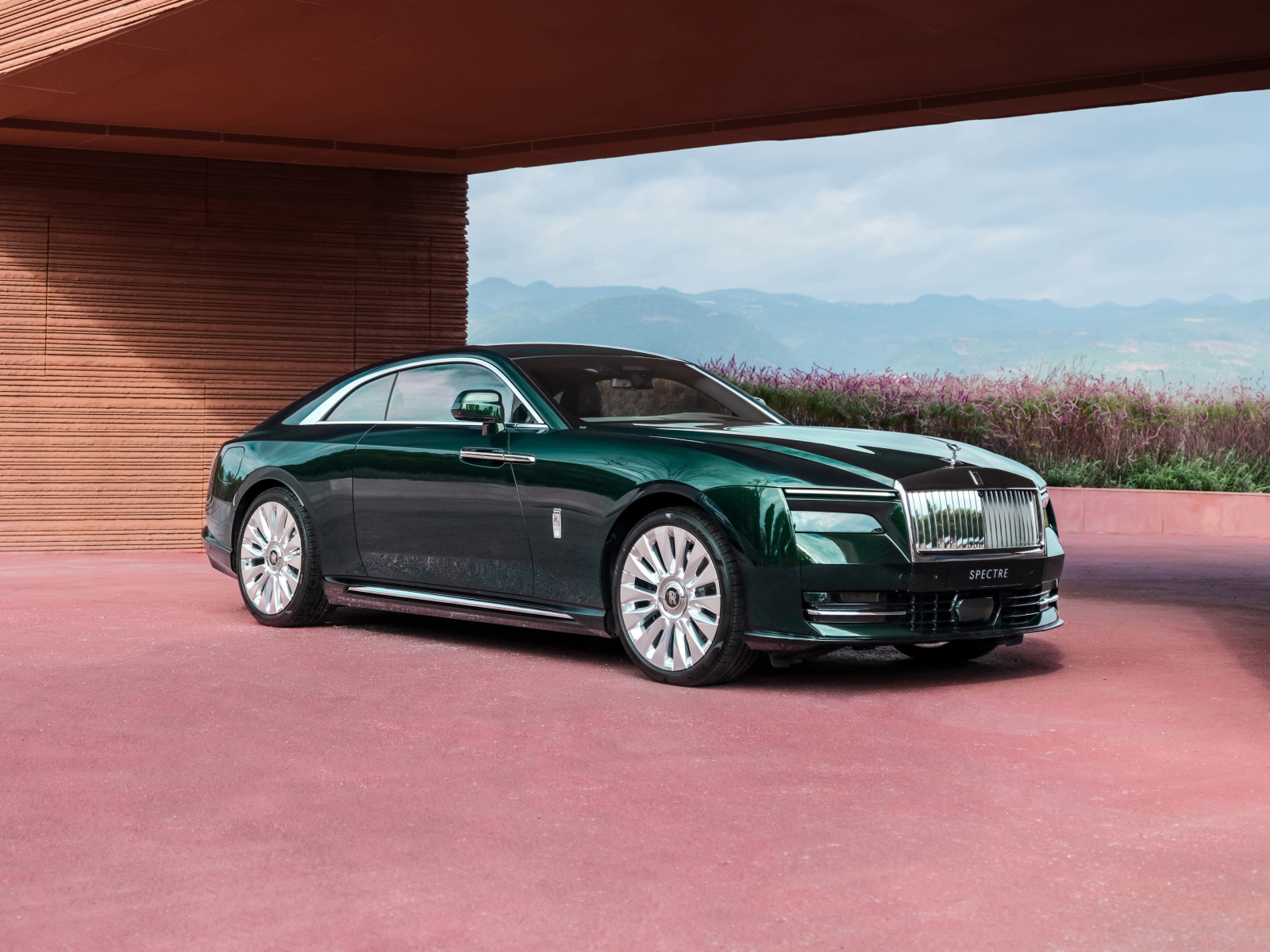 Зеленый автомобиль Rolls-Royce Spectre