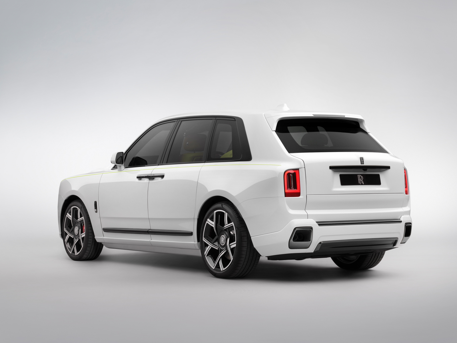 Вид сзади на автомобиль Rolls-Royce Black Badge Cullinan Series II