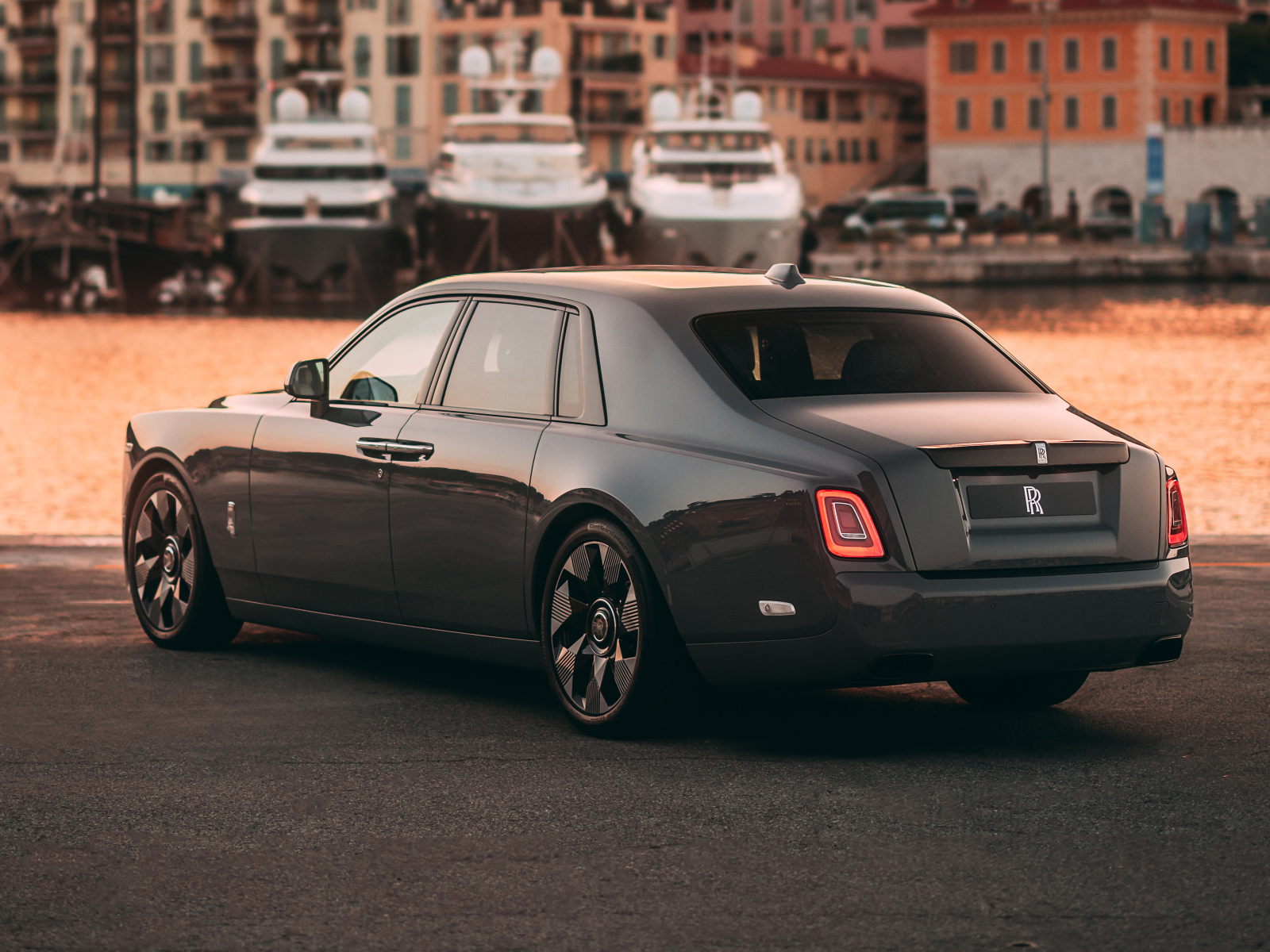 Вид сзади на автомобиль Rolls-Royce Phantom Rear