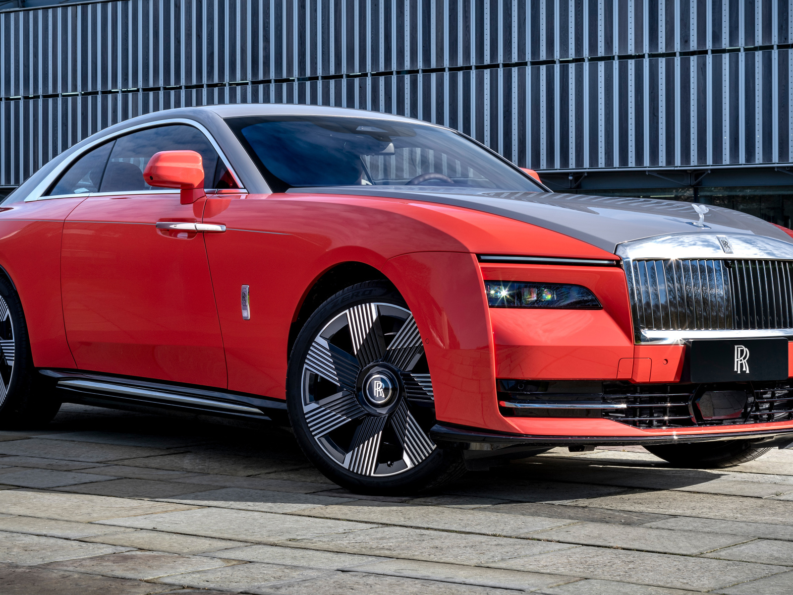 Красный автомобиль Rolls-Royce Spectre Escapism 2024 года