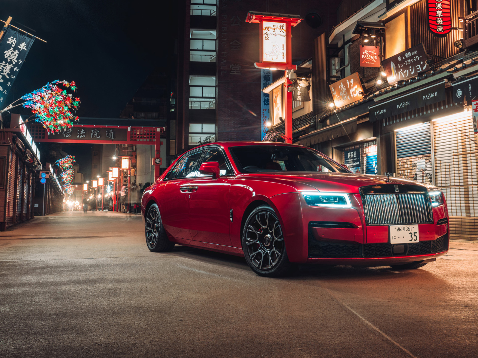 Красный стильный автомобиль Rolls-Royce Ghost Black Badge