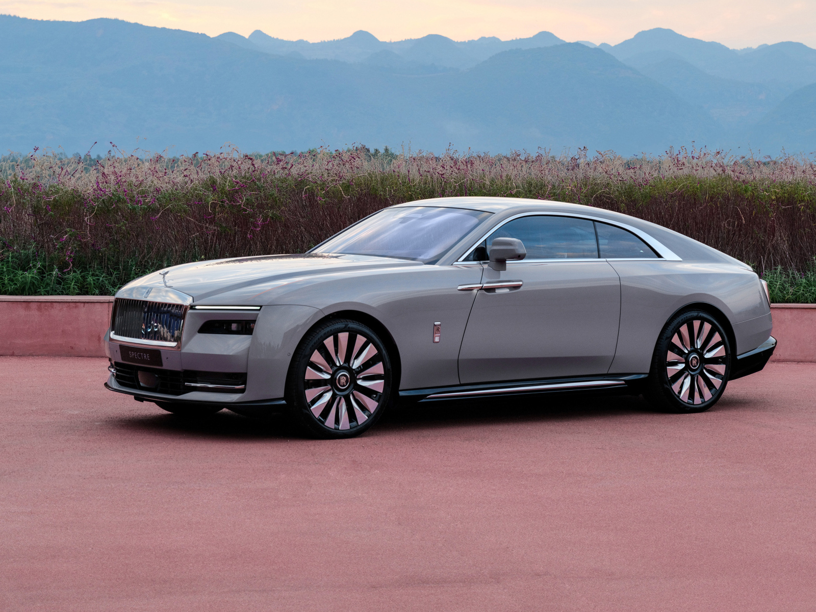 Автомобиль  Rolls-Royce Spectre