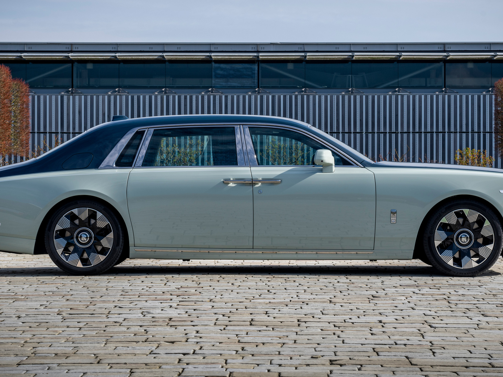 Вид сбоку на автомобиль Rolls-Royce Phantom EWB Magnetism 2024 года