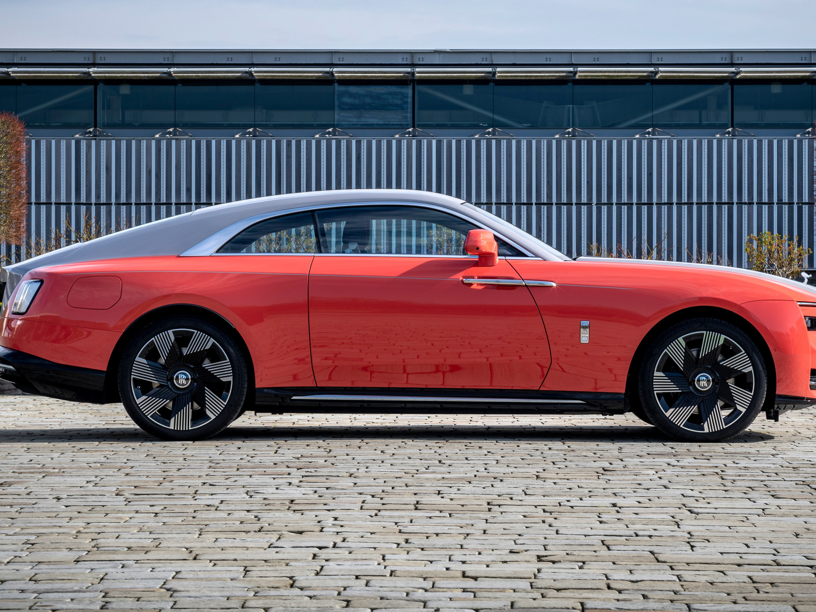 Вид сбоку на автомобиль  Rolls-Royce Spectre Escapism 2024 года