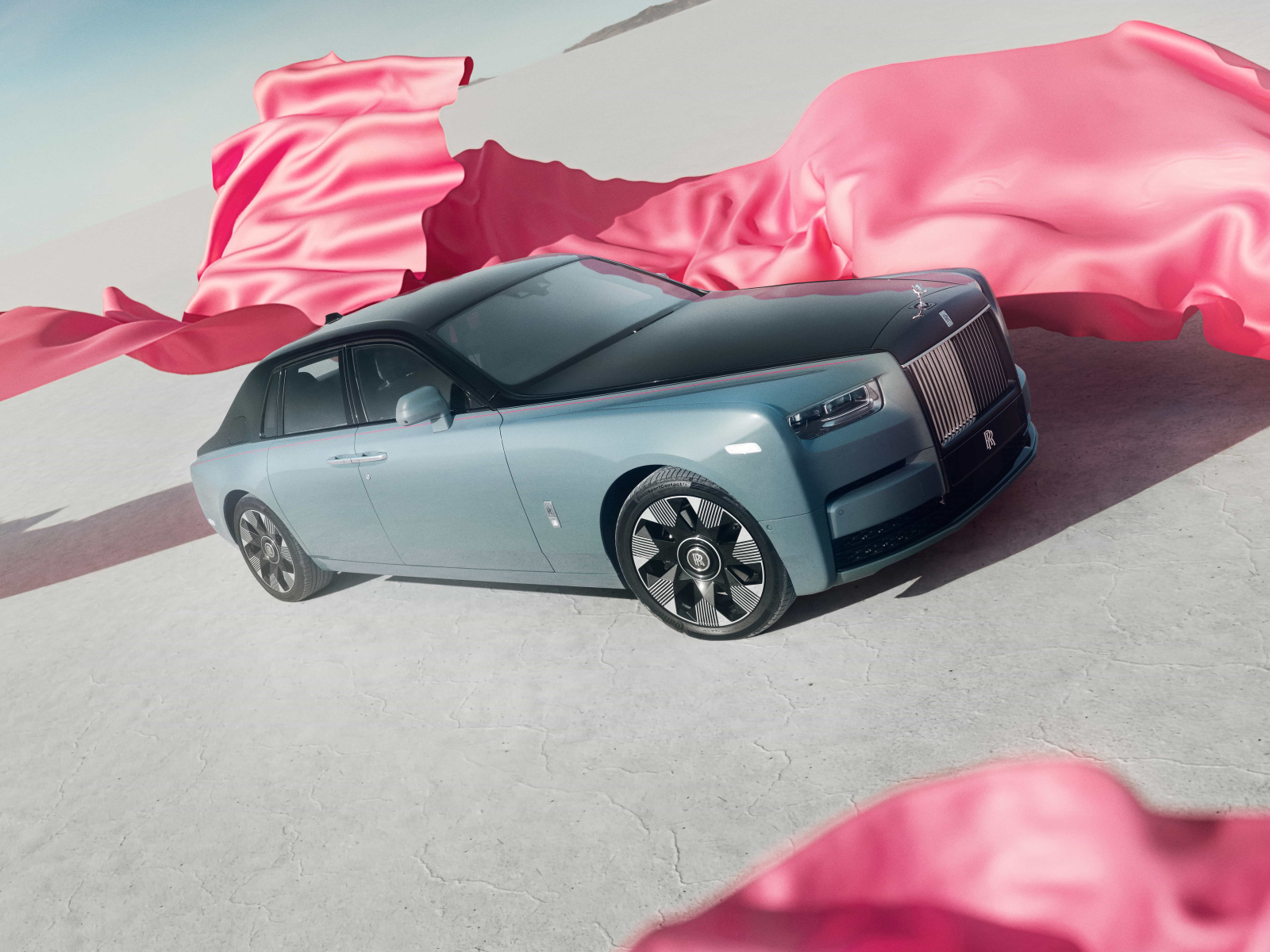 Серебристый автомобиль Rolls-Royce Phantom VIII Series II с розовыми лентами