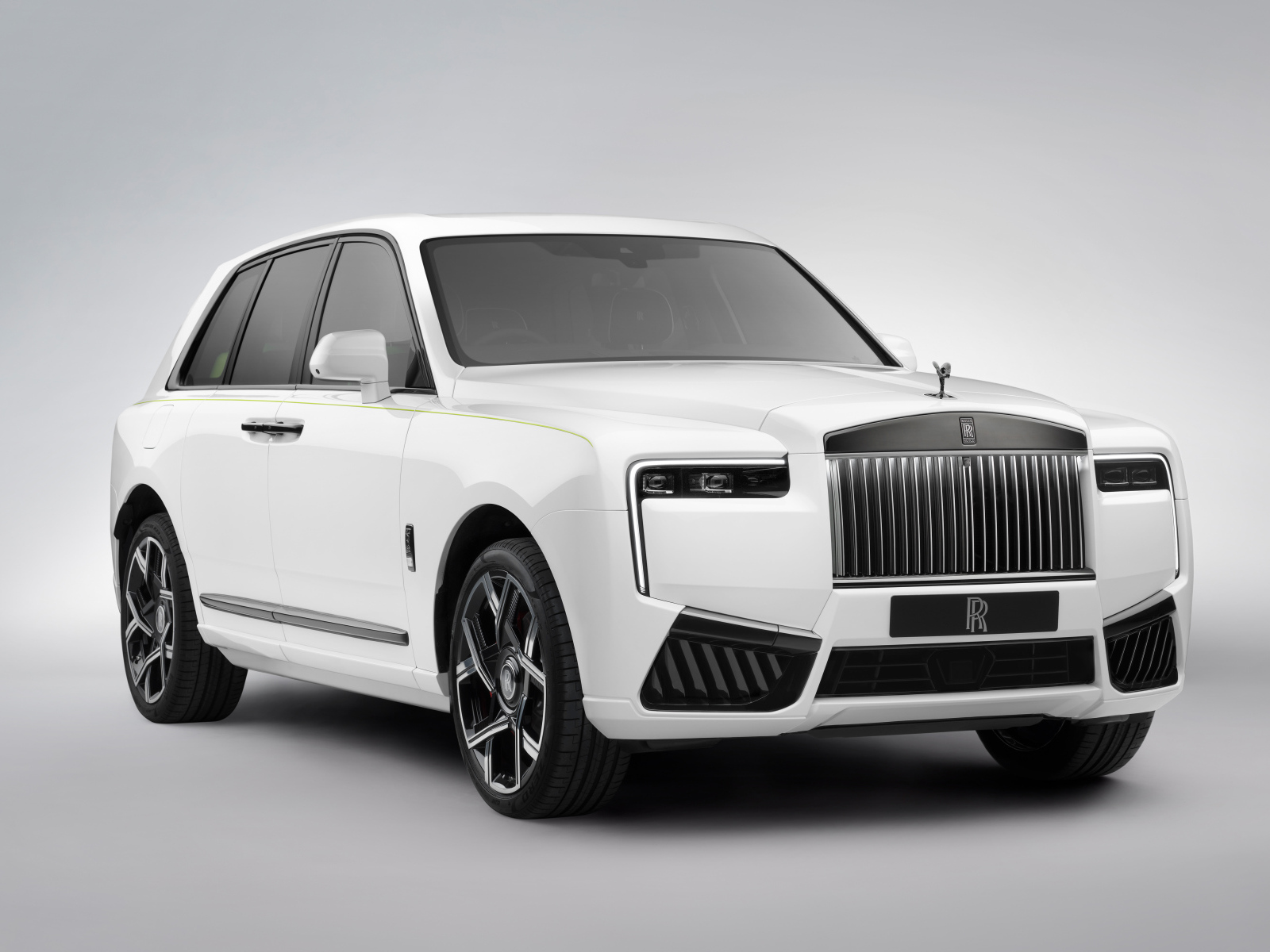 Белый дорогой автомобиль Rolls-Royce Black Badge Cullinan Series II