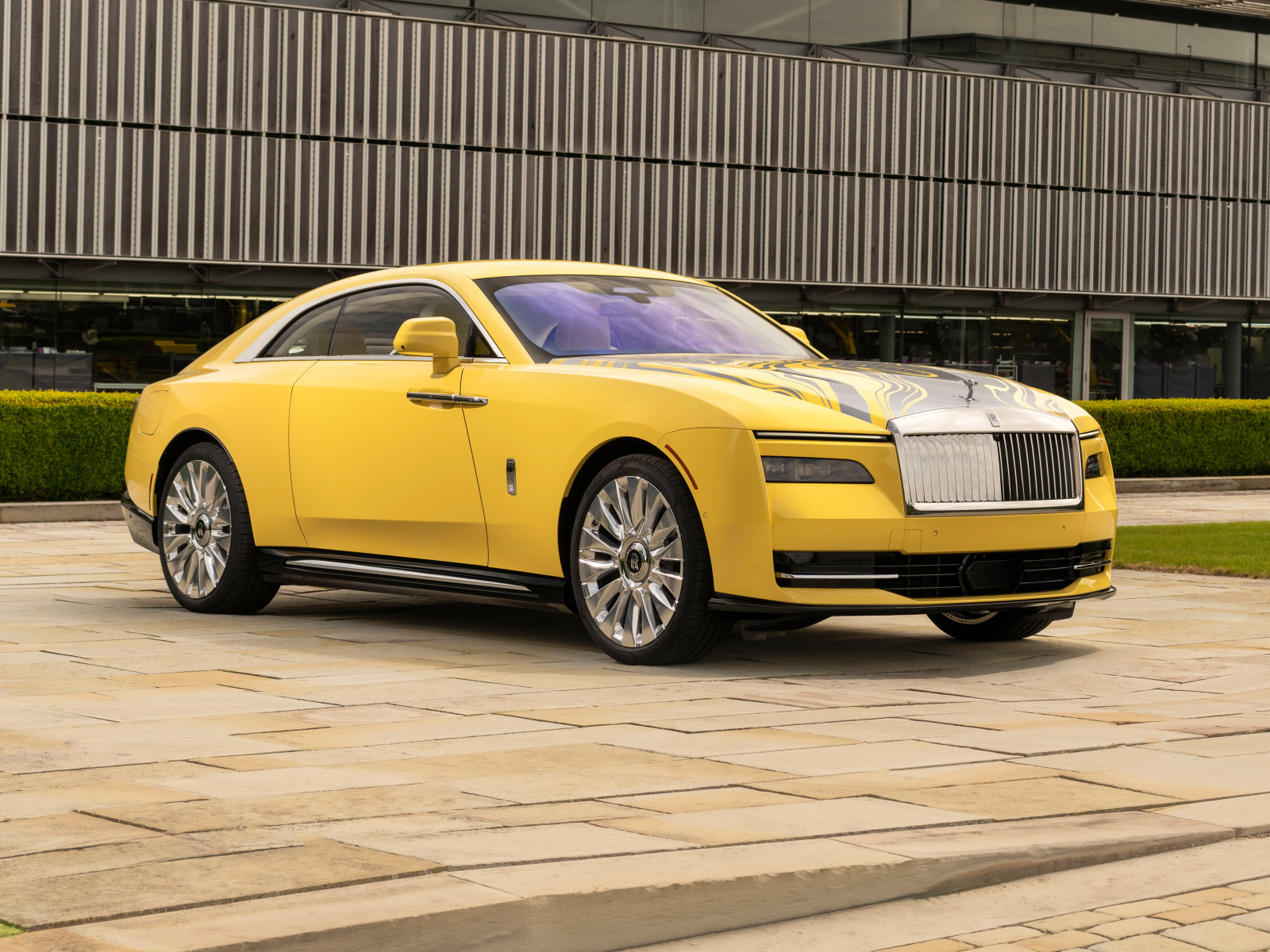 Желтый автомобиль Rolls-Royce Spectre Semaphore