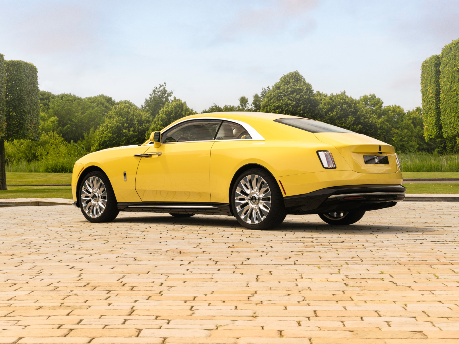 Желтый Rolls-Royce Spectre Semaphore вид сзади