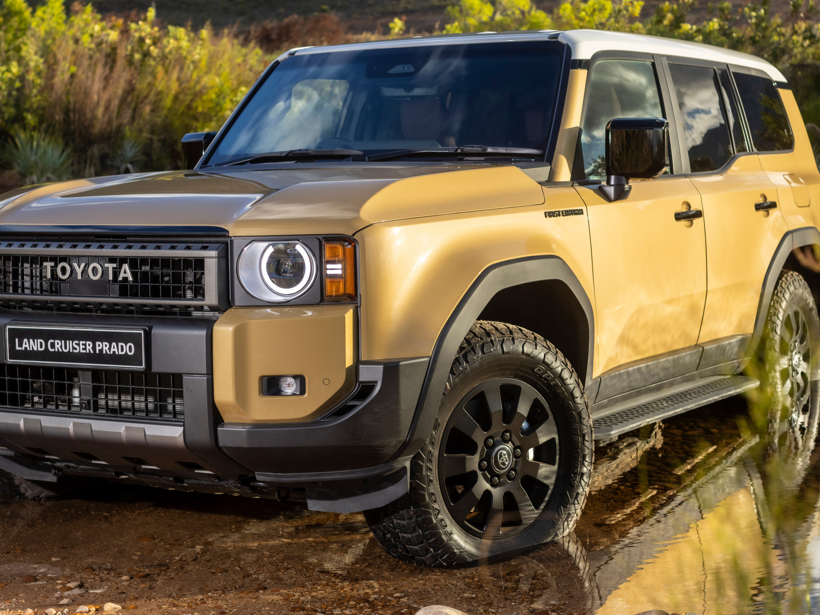 Внедорожник Toyota Land Cruiser Prado VX-R First Edition 2024 года в воде