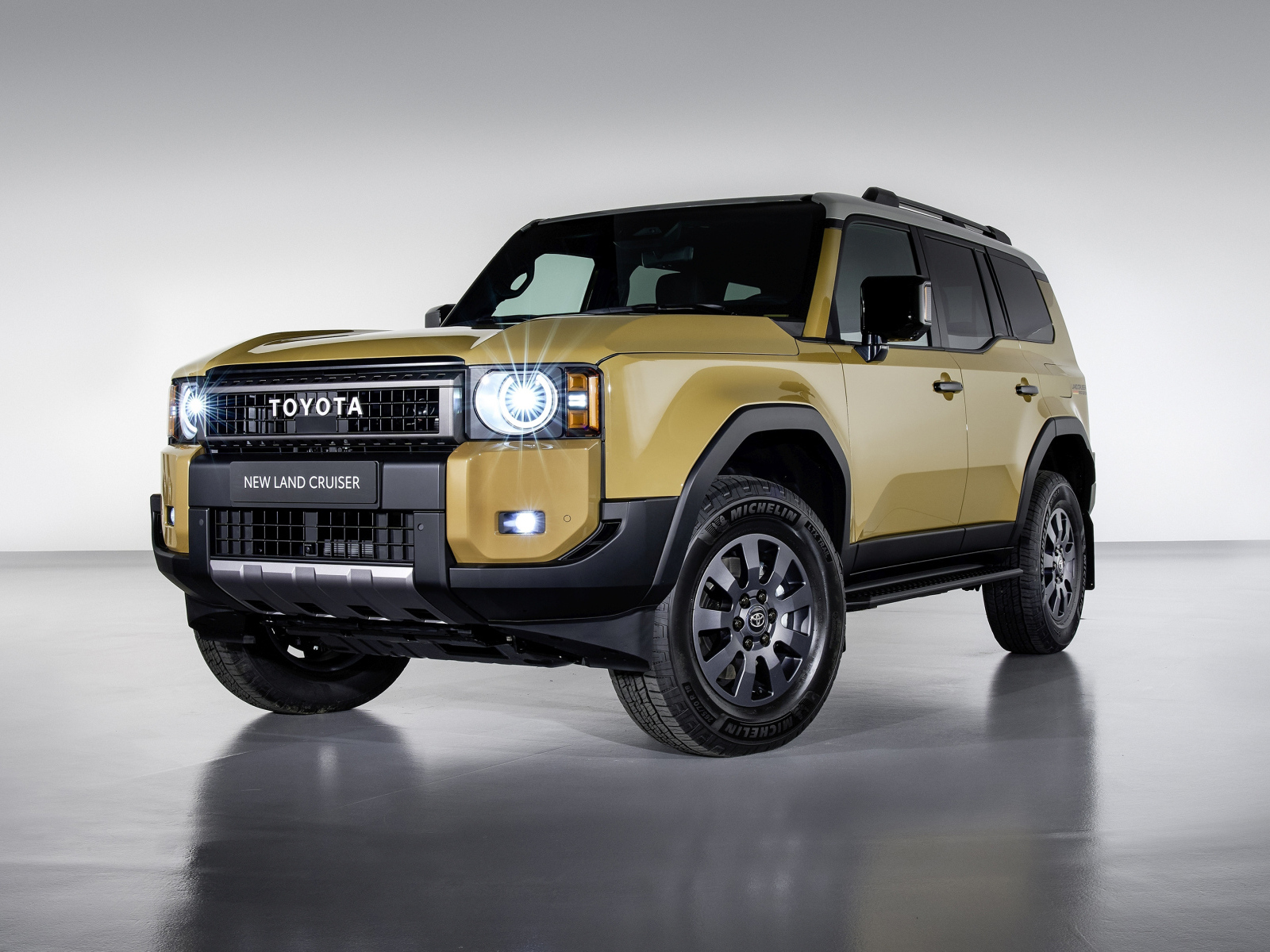 Стильный автомобиль Toyota Land Cruiser First Edition на сером фоне