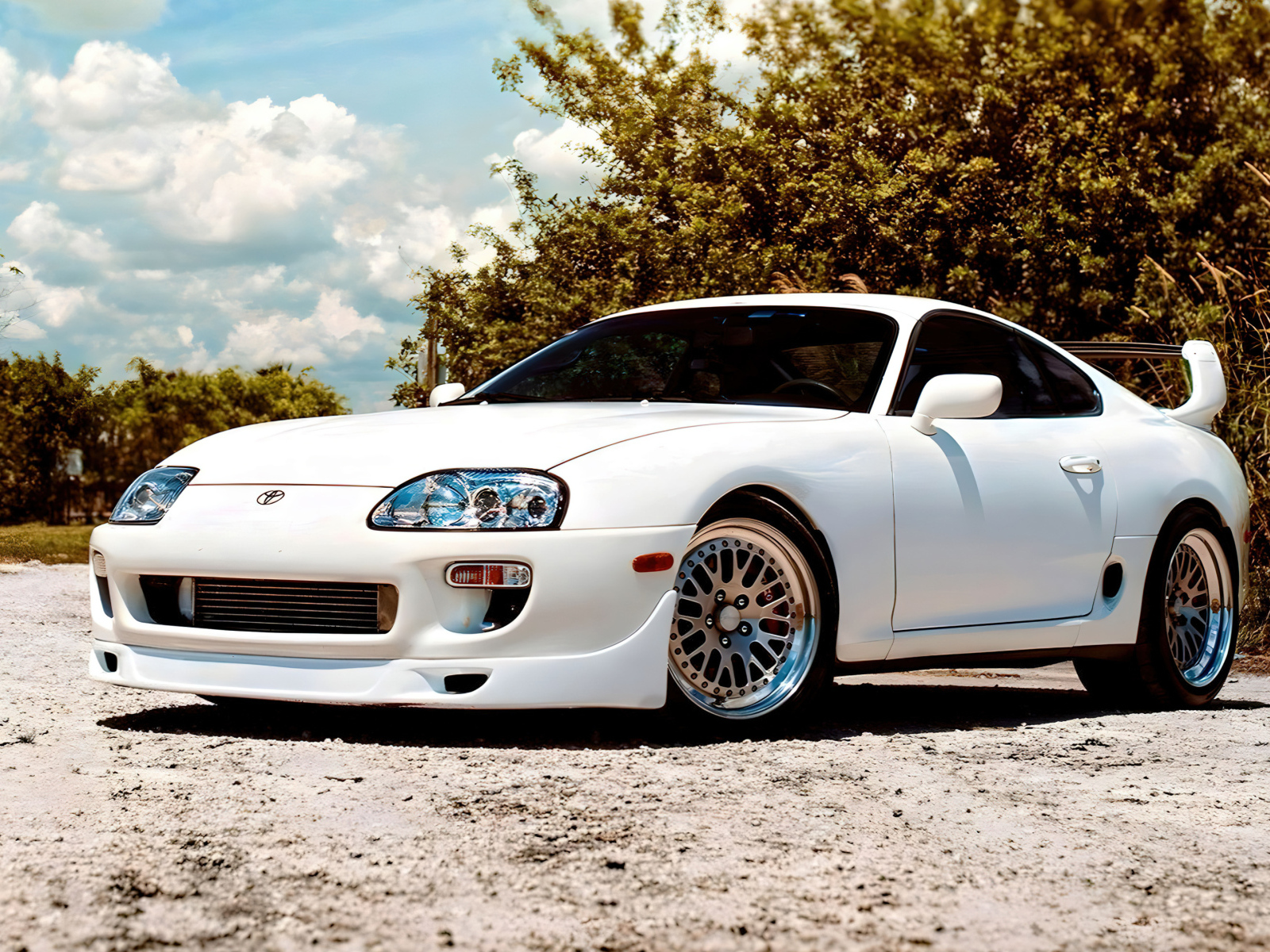 Белый автомобиль Toyota Supra Turbo JDM