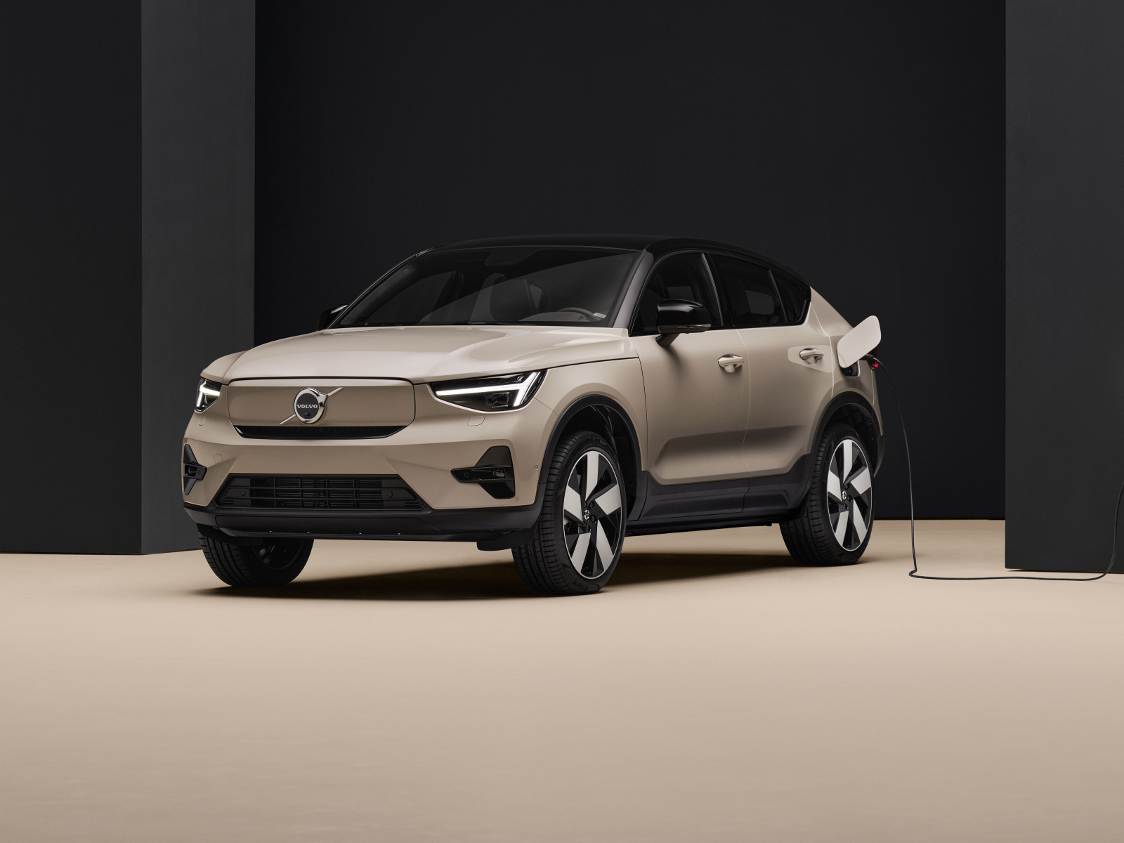 Автомобиль Volvo EC40 2024  года