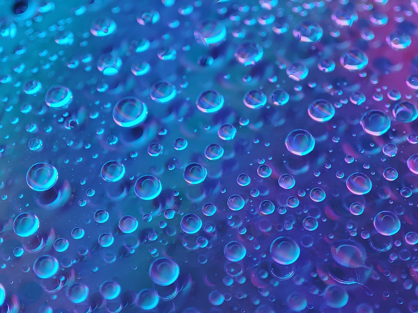 Много капель воды на синем фоне