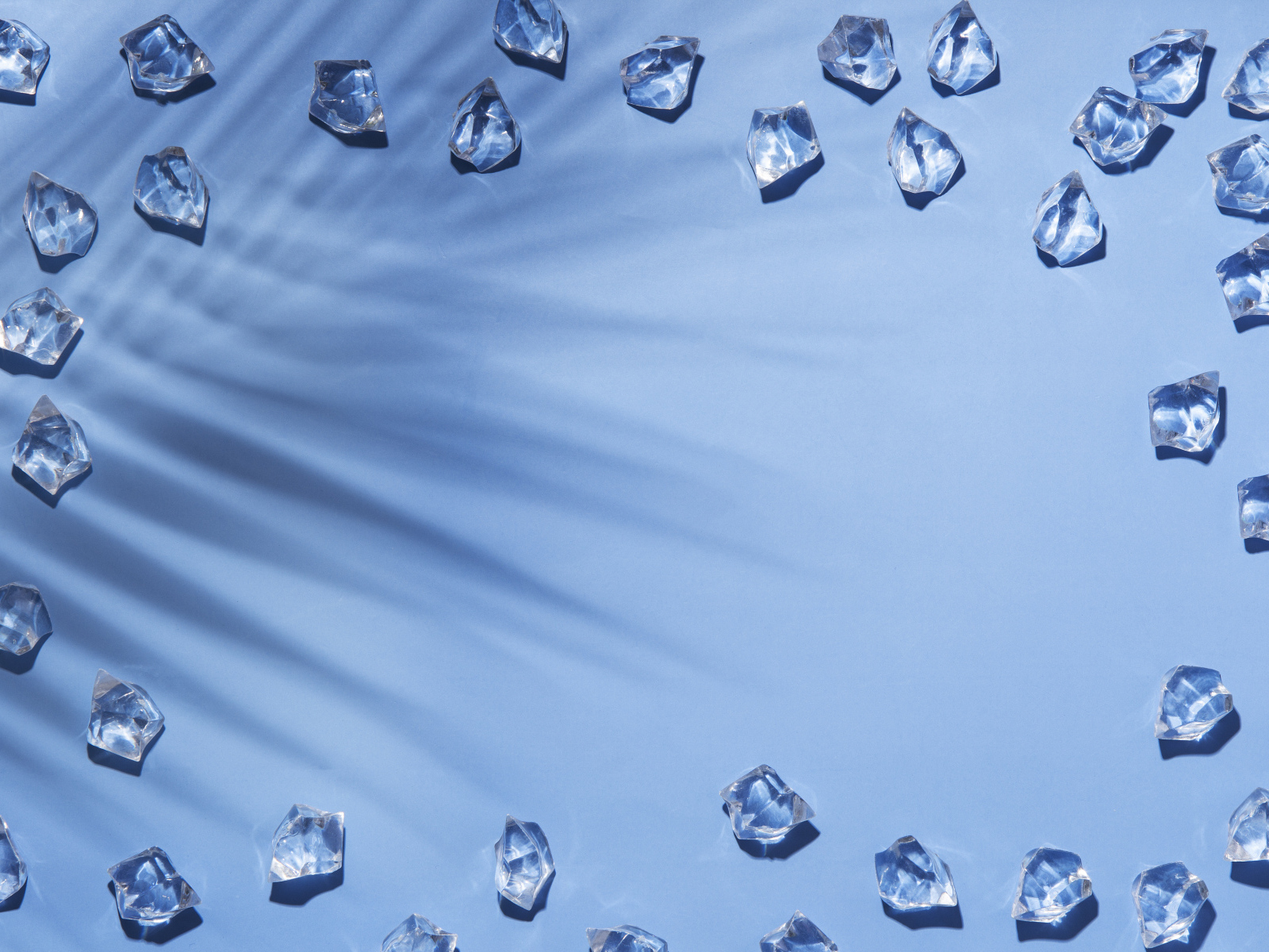 Кусочки холодного льда на голубом фоне
