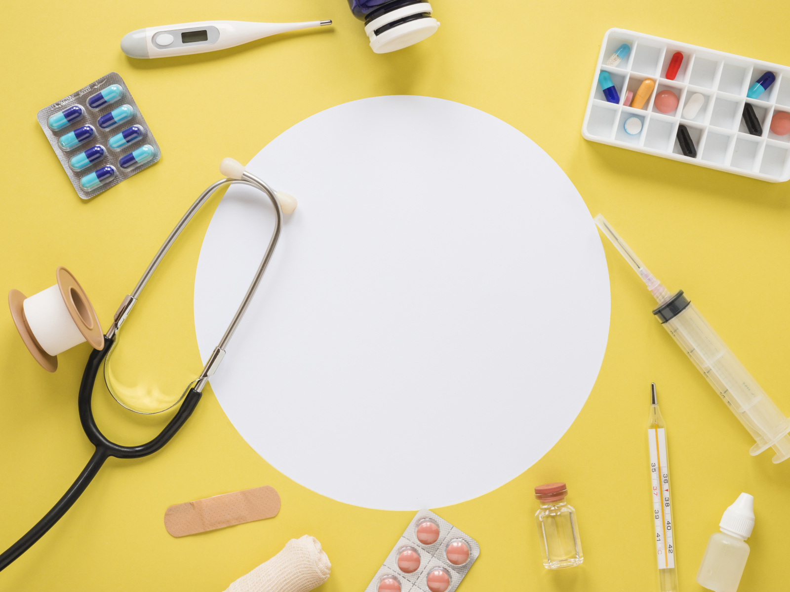 Шаблон для открытки для медиков на желтом фоне