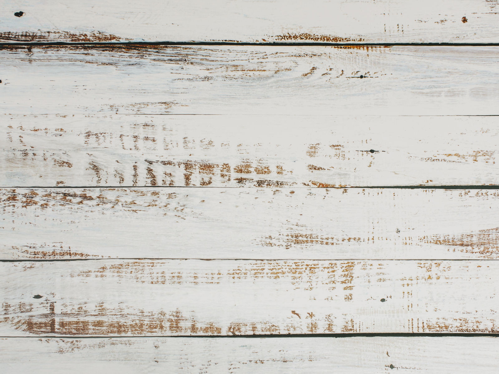 Окрашенная белой краской деревянная поверхность