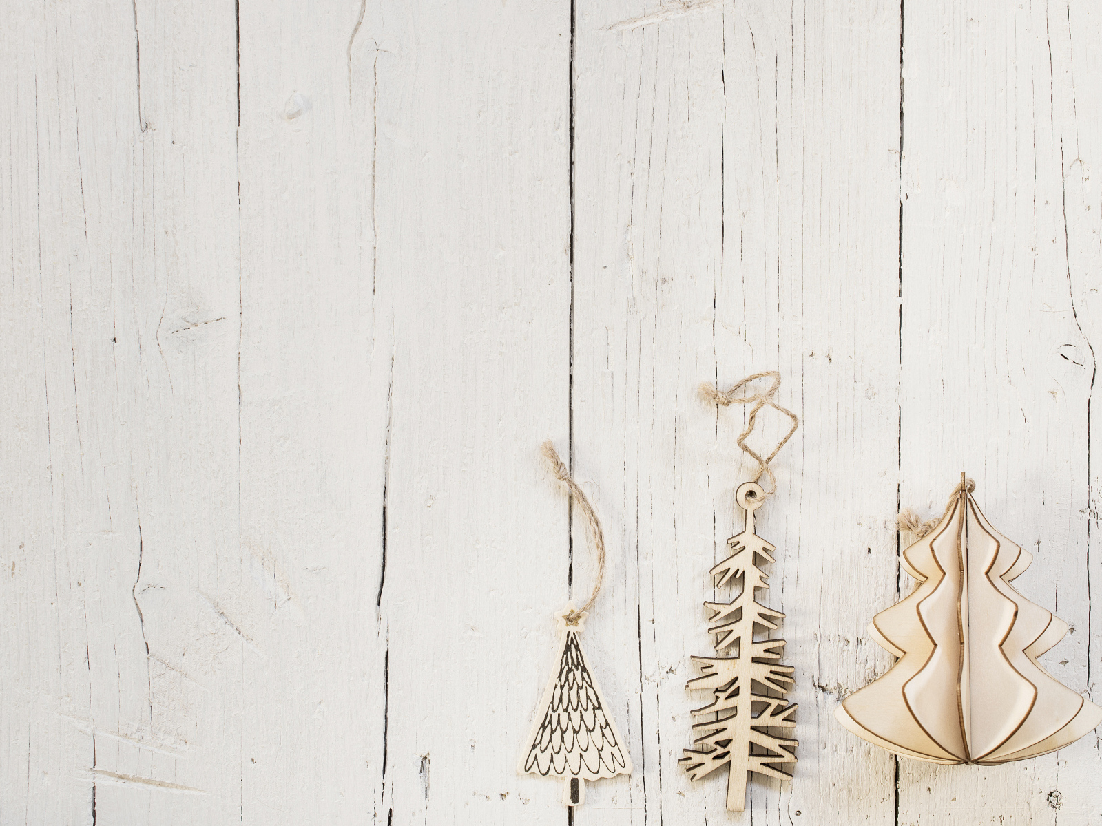 Деревянные елочные украшения  на белом деревянном фоне