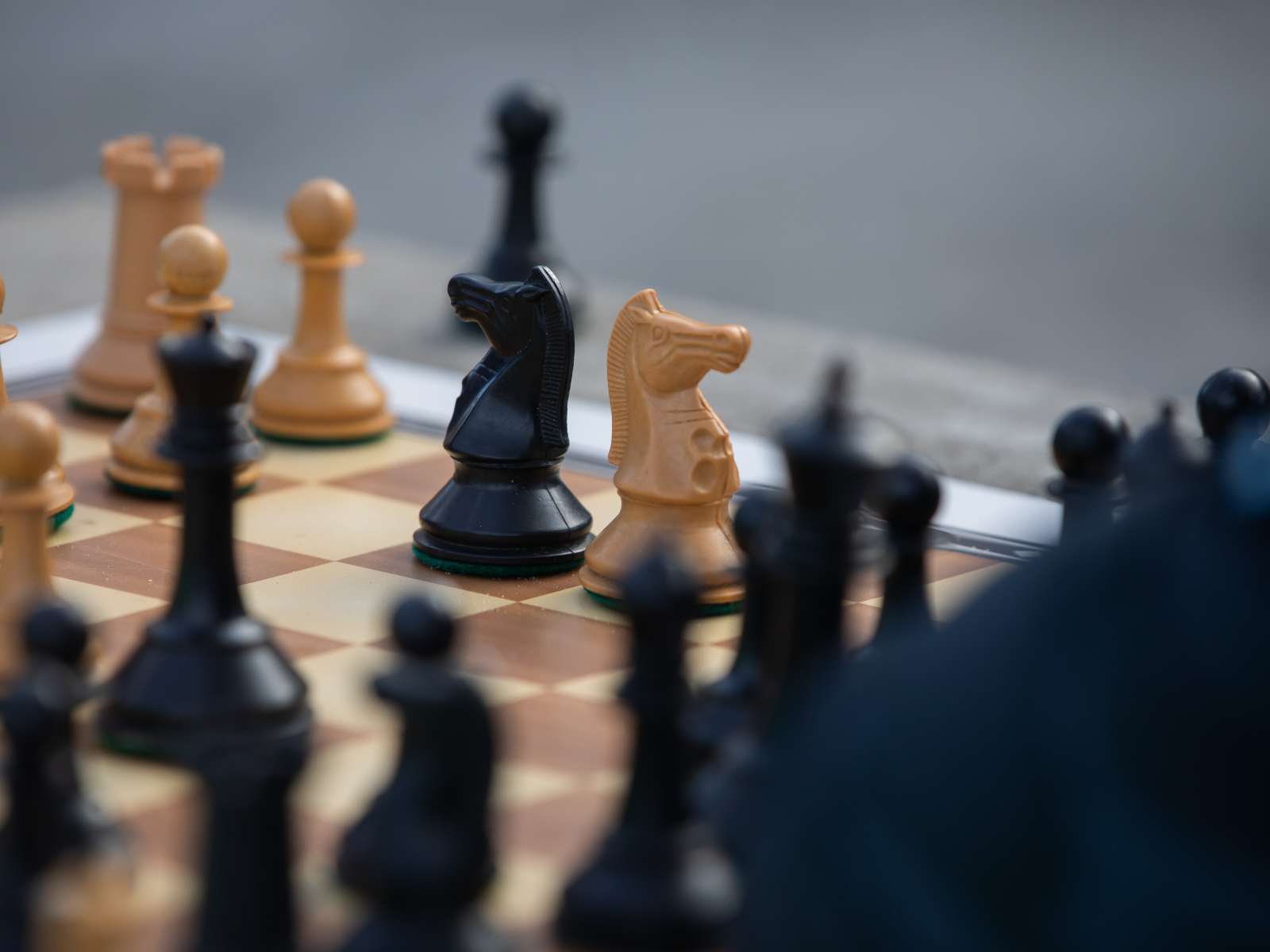 Красивые деревянные шахматные фигуры на доске