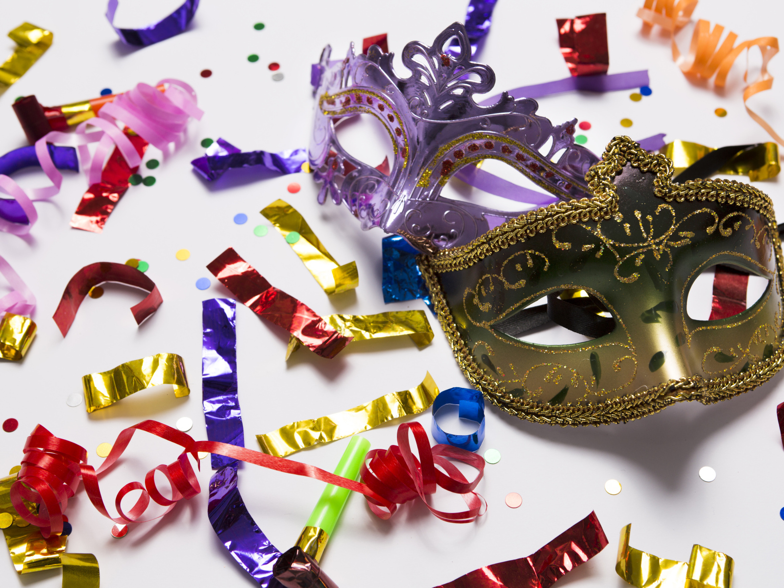 Карнавальная венецианская маска с конфетти 