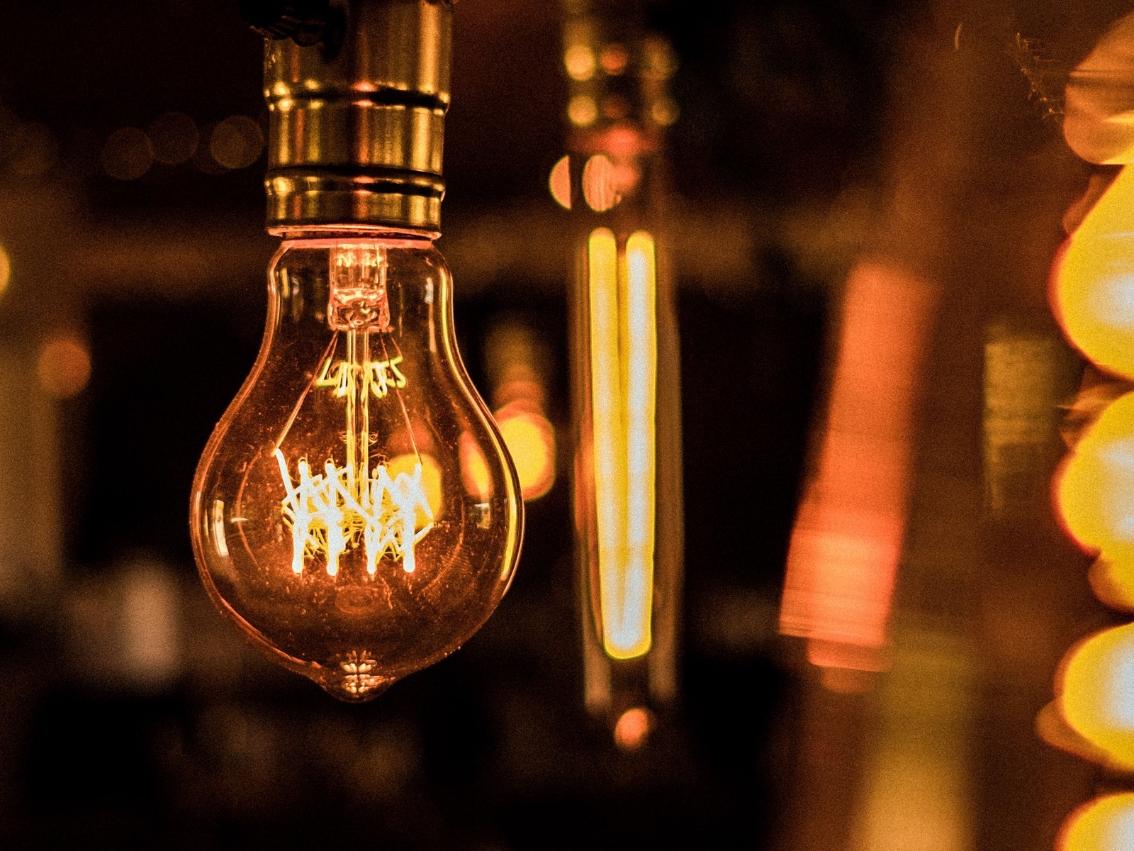 Стеклянная лампа накаливания на потолке