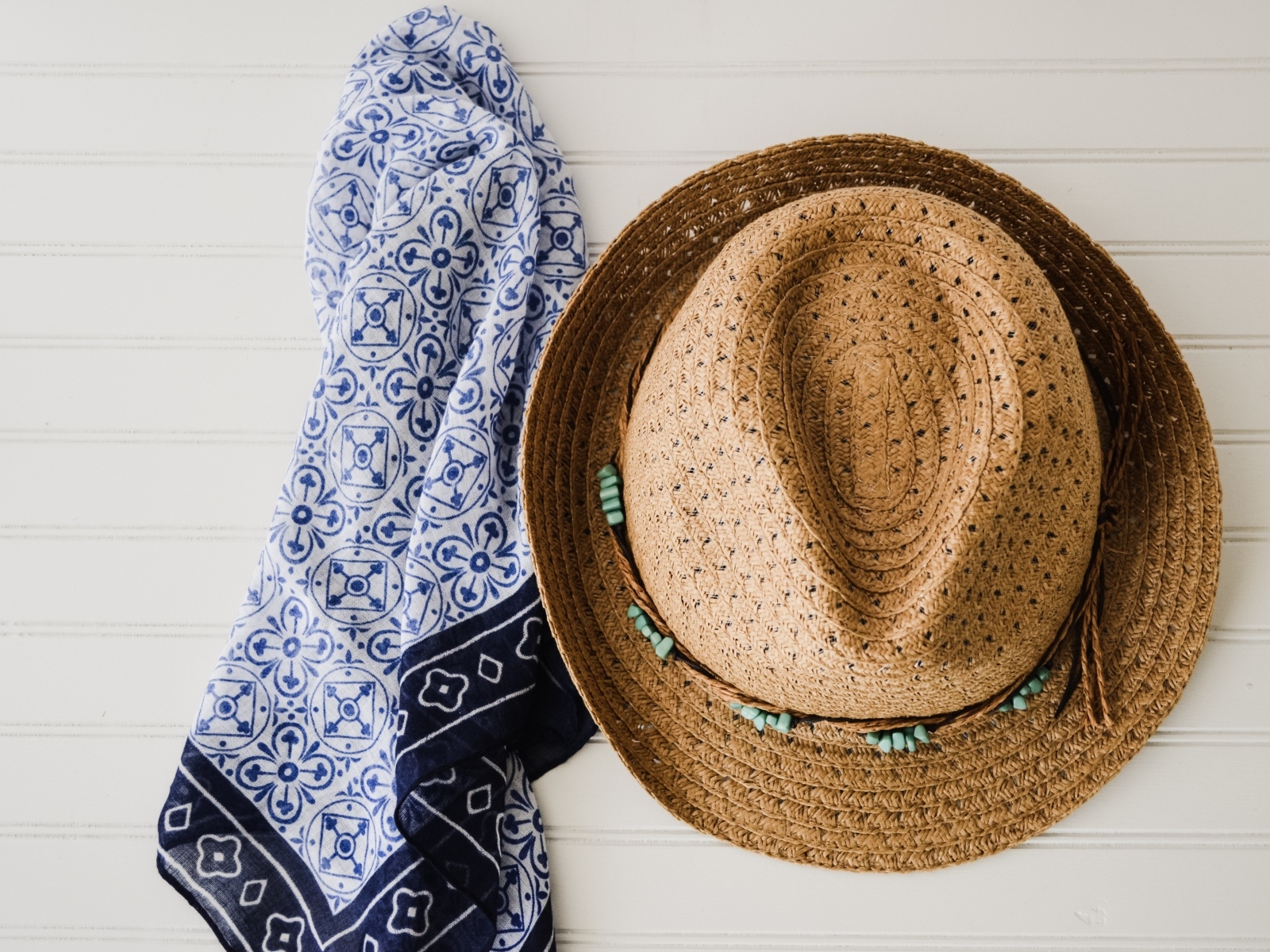 Шляпа и платок висят на стене
