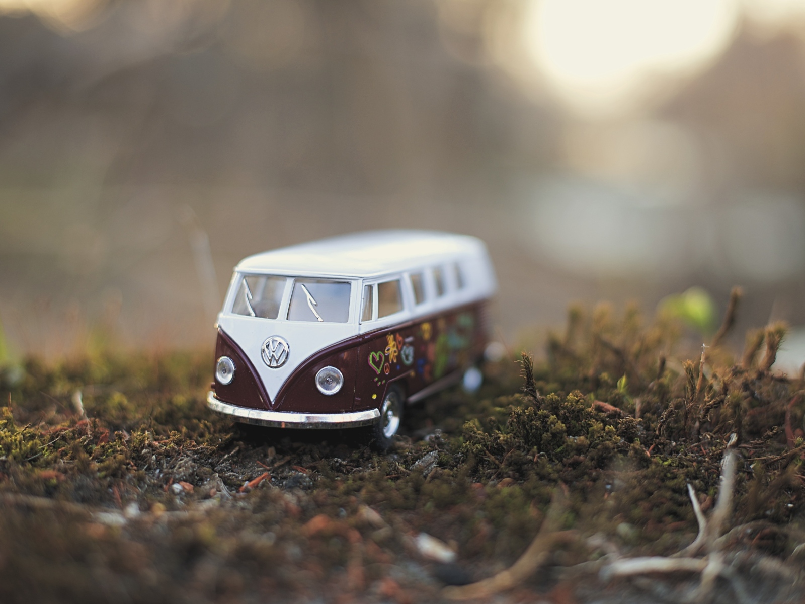 Маленький игрушечный автомобиль volkswagen на земле