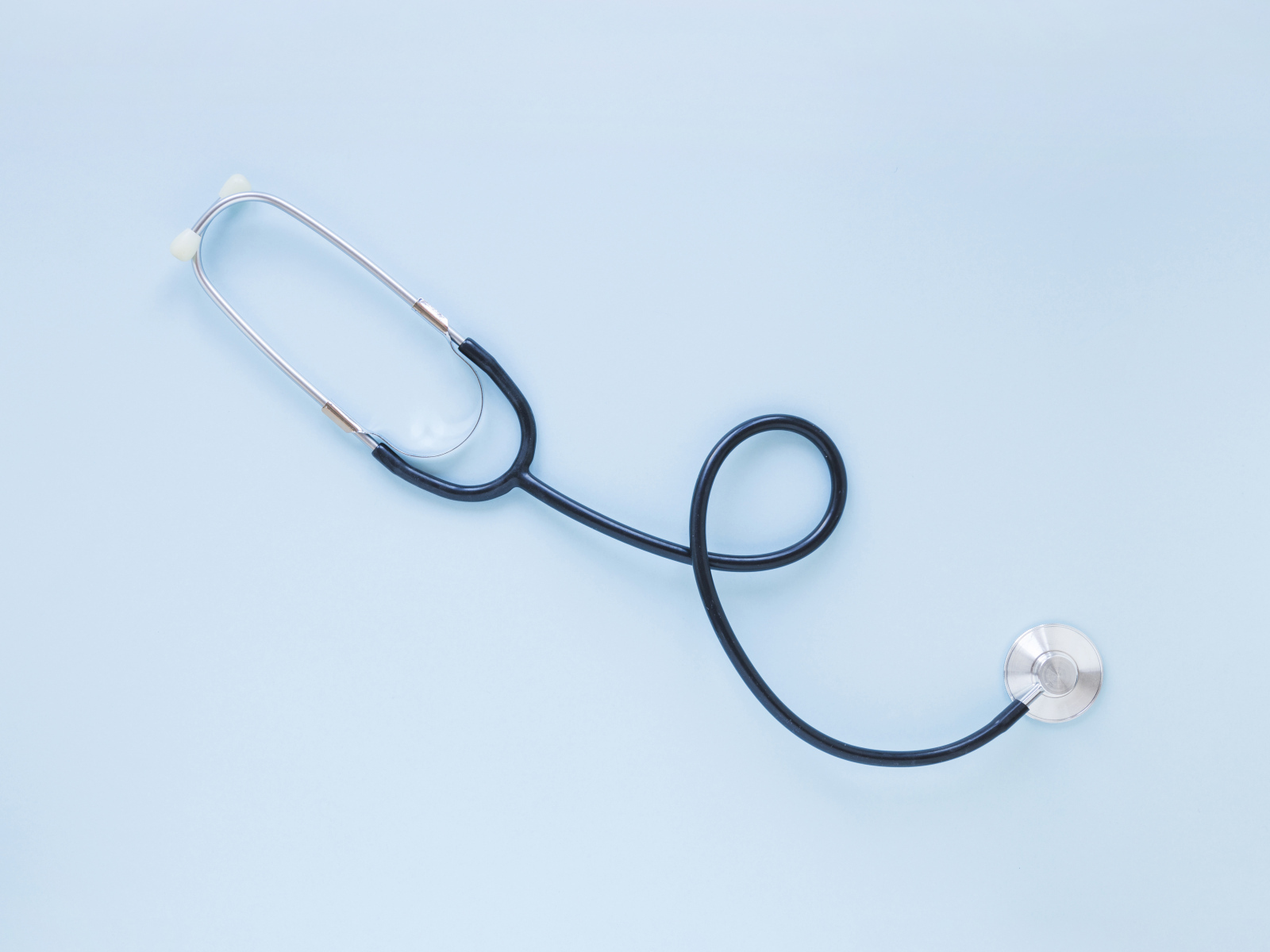Стетоскоп на голубом фоне