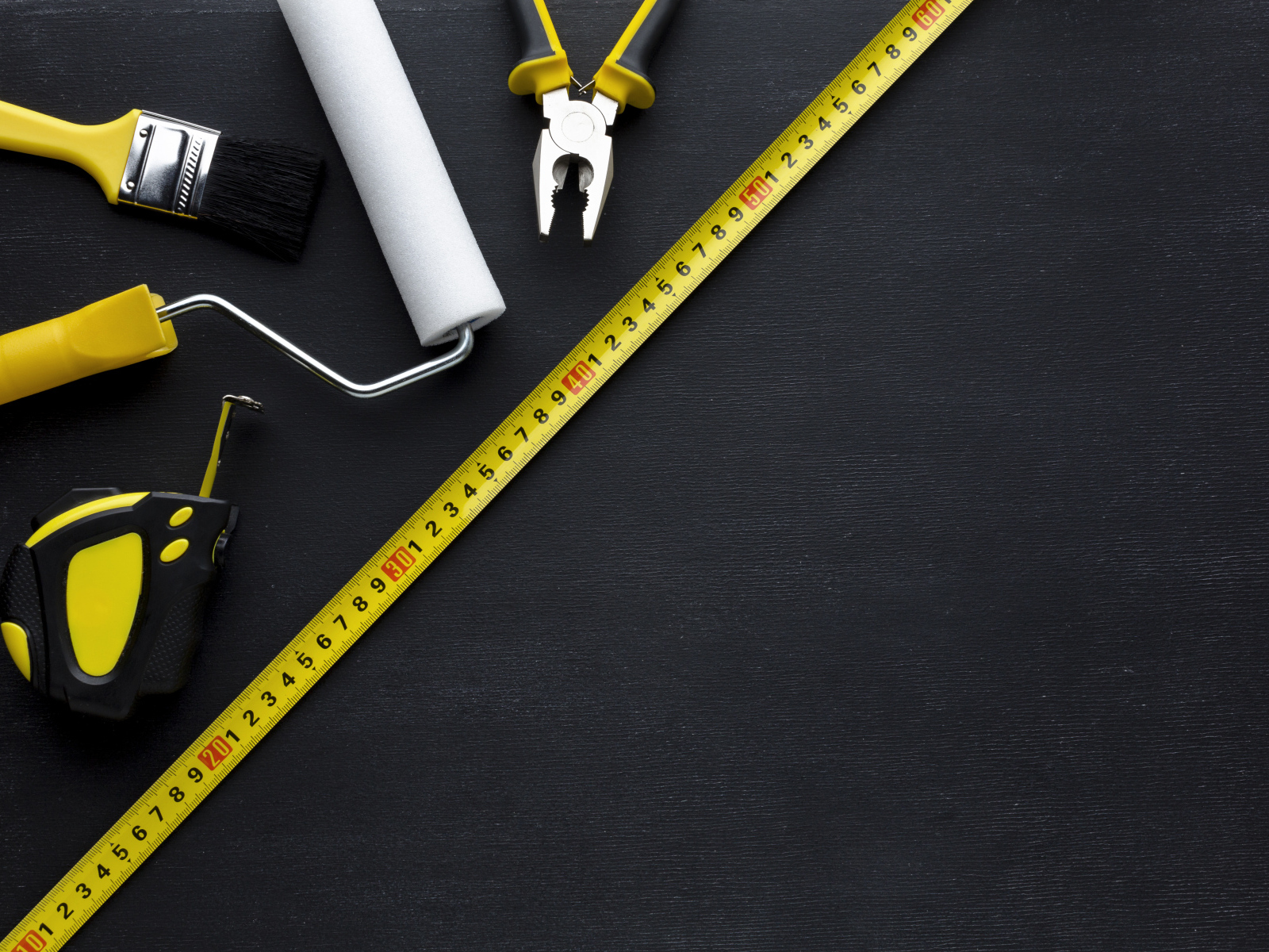 Инструменты на черном фоне