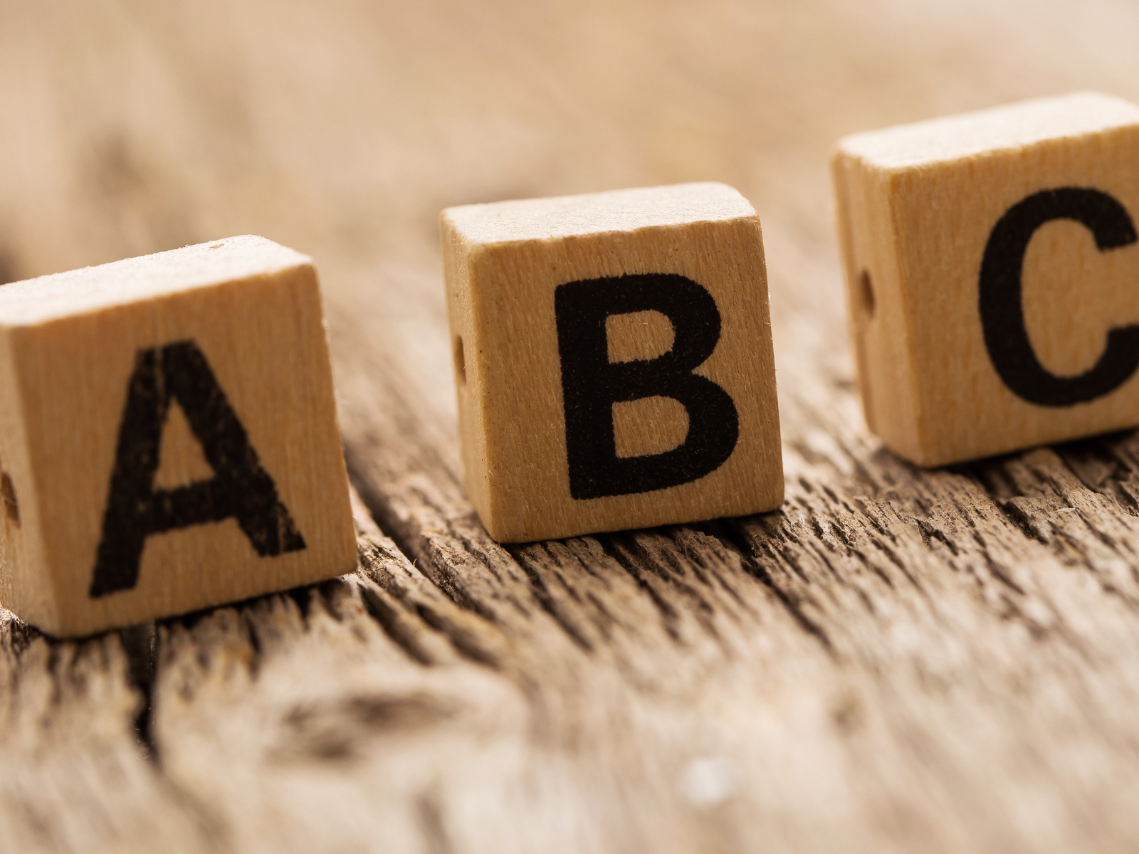 Деревянные кубики на столе 