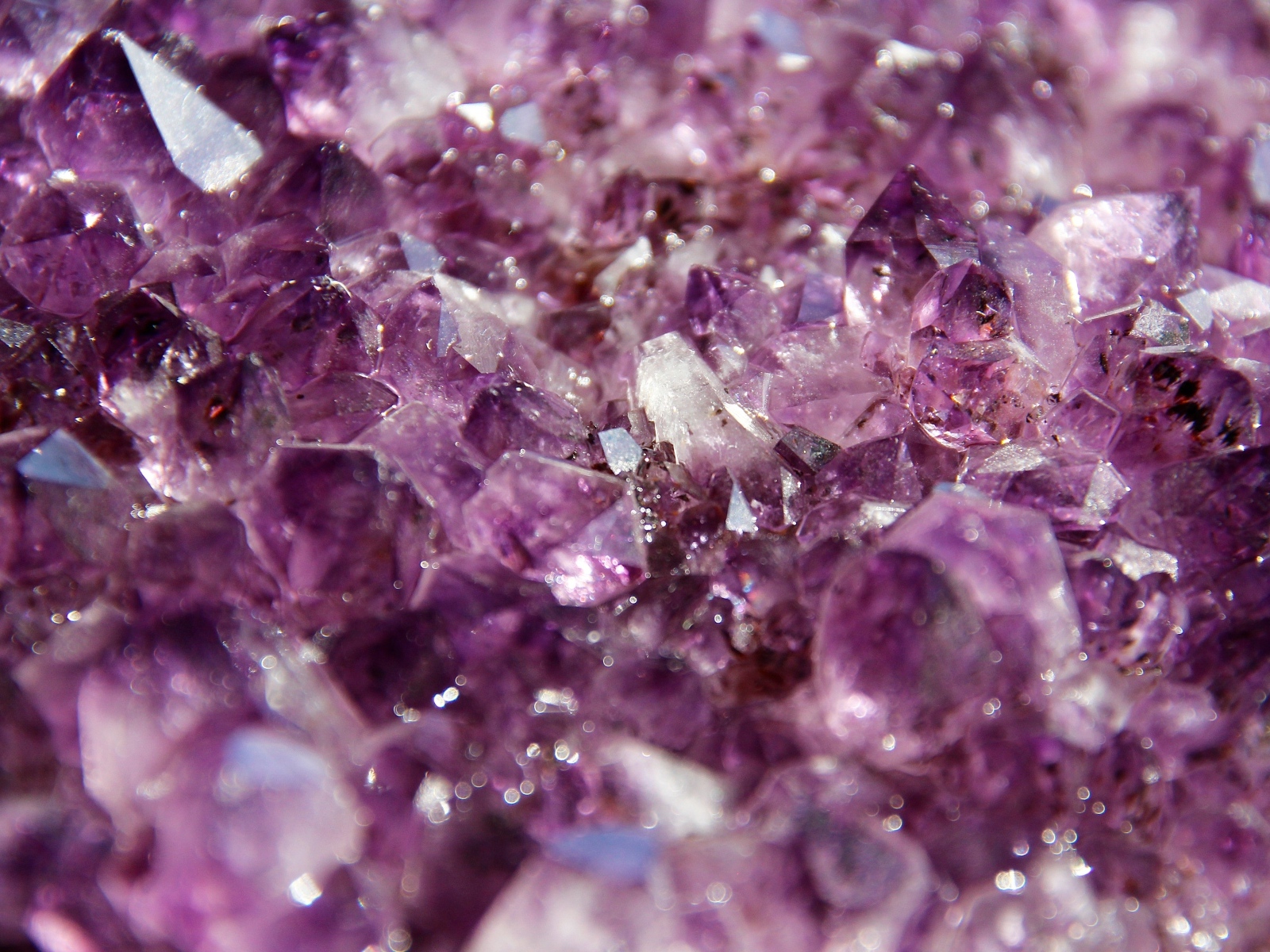 Яркий камень кристалл  аметист