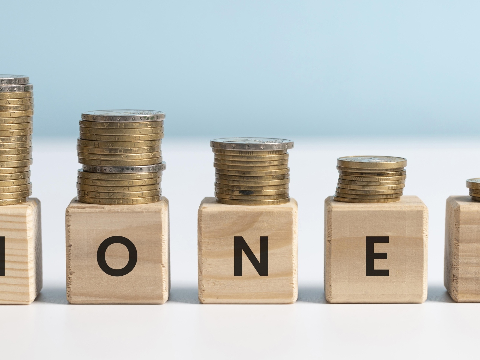 Кубики с золотыми монетами на голубом фоне