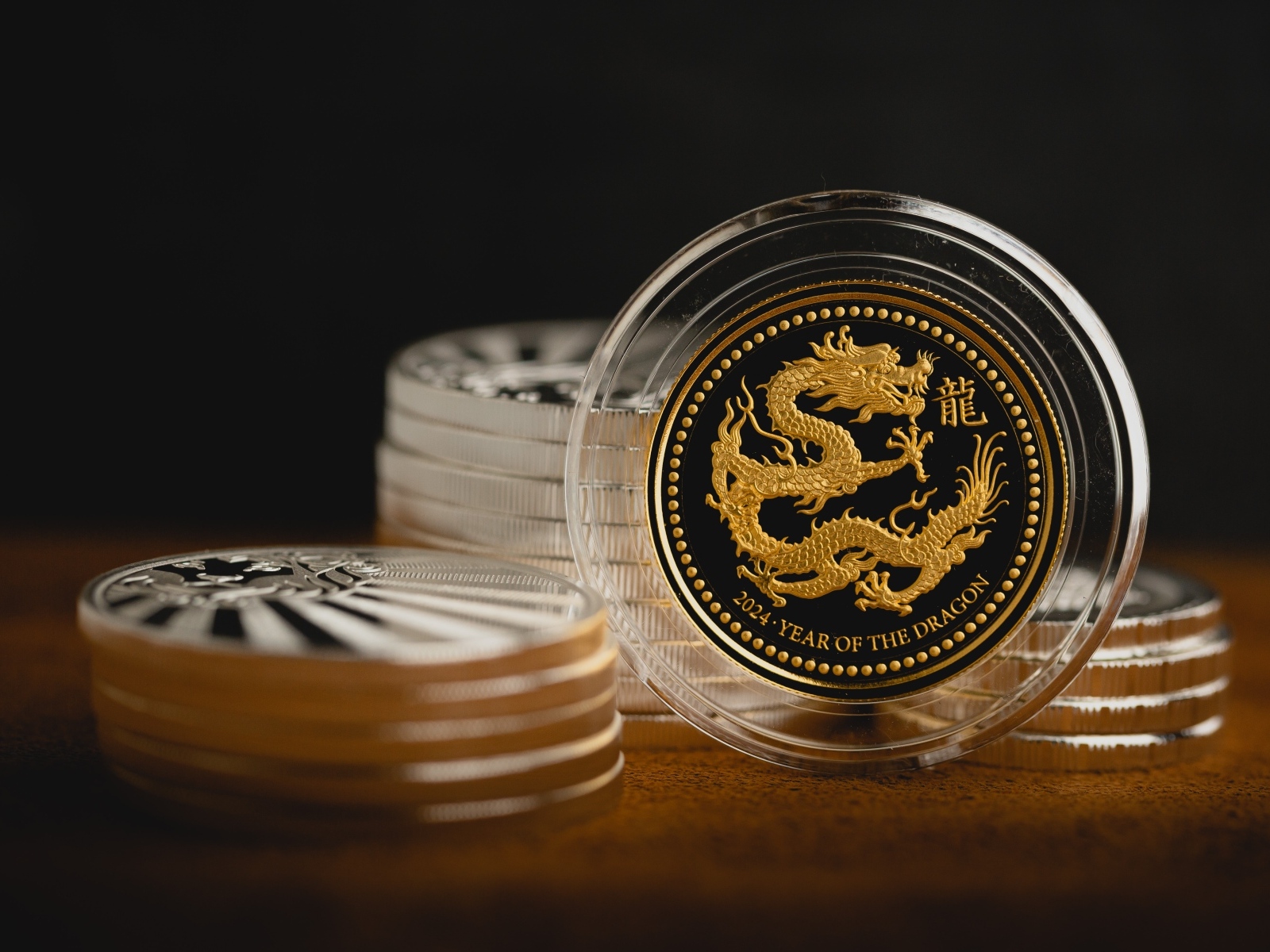 Монета с драконом на столе 