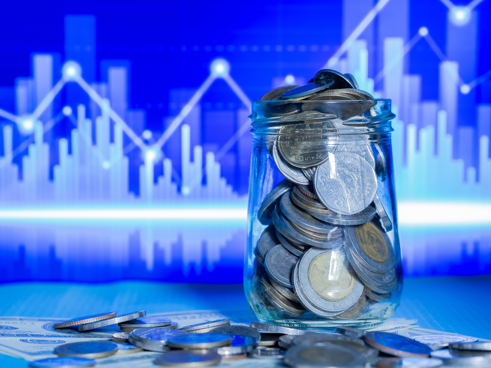 Банка с монетами на фоне таблицы