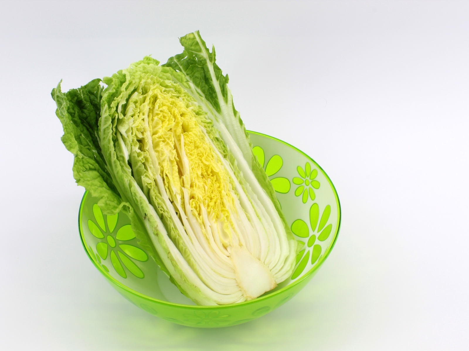 Пекинская капуста в миске на сером фоне