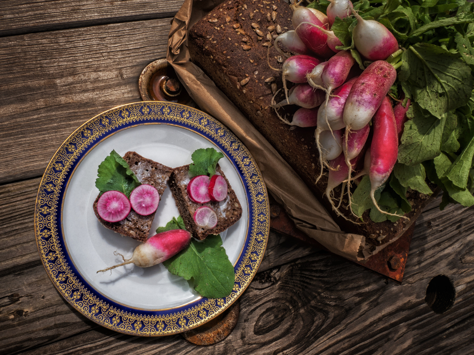 Хлеб с редисом на тарелке