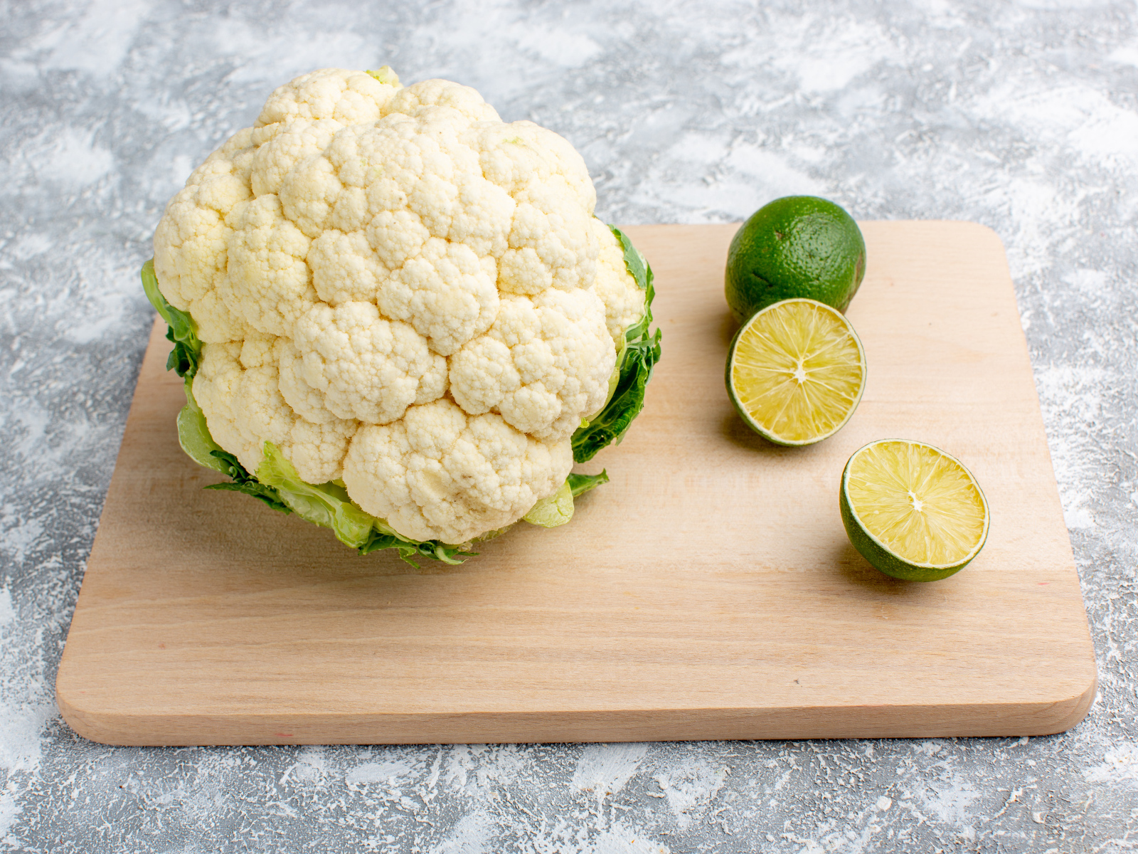 Цветная капуста с кусочками лайма на доске